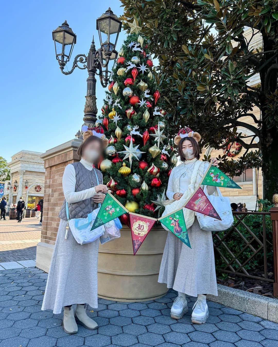 Hatamaさんのインスタグラム写真 - (HatamaInstagram)「＊  ＊  Duffy Ears Headband🎅  .  香港ディズニーランドで購入したダッフィーのクリスマスカチューシャ🎄  ものすごい人気で完売したと思っていたら、滞在中にタイミングよく再販してくれて！！  お土産として購入することができた、ちょっとレアでお気に入りの一品です🥰  チェック柄のサンタ帽に大きめのポンポン、ジンジャーブレッドマンもポイント❣️  .  先日、るんるんで東京ディズニーシーに持っていって写真を撮ったのですが…  どうにも風が強くて🤣 (動画で音出すとわかるかも)  無理やり写真撮ってきました🔥笑  今度リベンジできるといいな〜🥹  .  #tokyodisneyresort #tokyodisneysea #disneygram #disneylove #disney #duffy #duffyandfriends #東京ディズニーリゾート #ディズニー #ディズニー女子 #ダッフィー #ディズニークリスマス」11月29日 22時41分 - hatama_1118