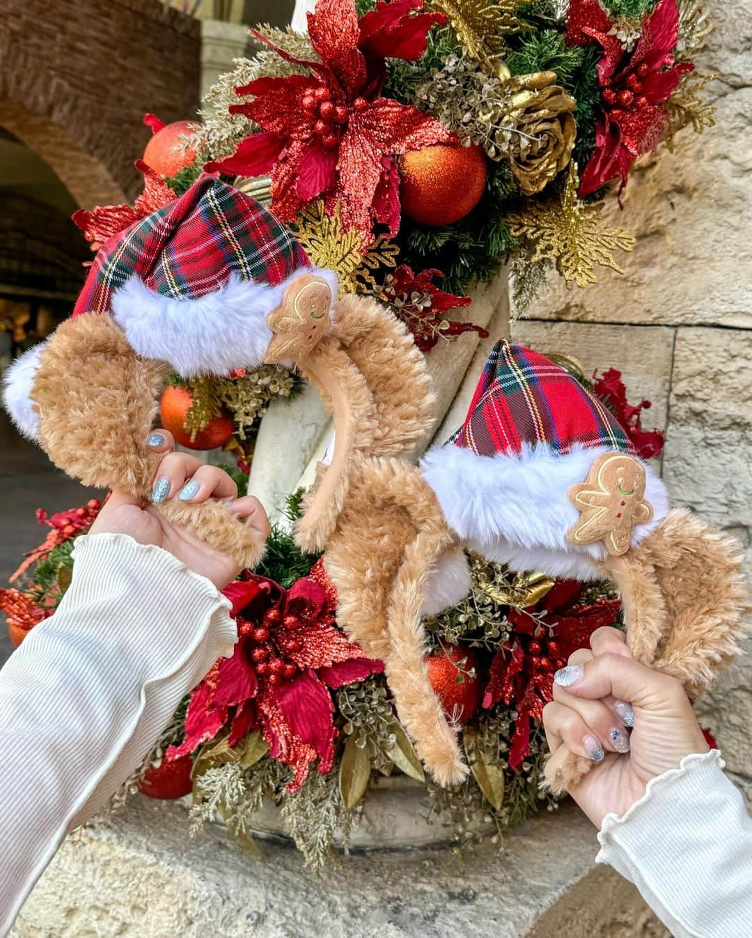 Hatamaのインスタグラム：「＊  ＊  Duffy Ears Headband🎅  .  香港ディズニーランドで購入したダッフィーのクリスマスカチューシャ🎄  ものすごい人気で完売したと思っていたら、滞在中にタイミングよく再販してくれて！！  お土産として購入することができた、ちょっとレアでお気に入りの一品です🥰  チェック柄のサンタ帽に大きめのポンポン、ジンジャーブレッドマンもポイント❣️  .  先日、るんるんで東京ディズニーシーに持っていって写真を撮ったのですが…  どうにも風が強くて🤣 (動画で音出すとわかるかも)  無理やり写真撮ってきました🔥笑  今度リベンジできるといいな〜🥹  .  #tokyodisneyresort #tokyodisneysea #disneygram #disneylove #disney #duffy #duffyandfriends #東京ディズニーリゾート #ディズニー #ディズニー女子 #ダッフィー #ディズニークリスマス」