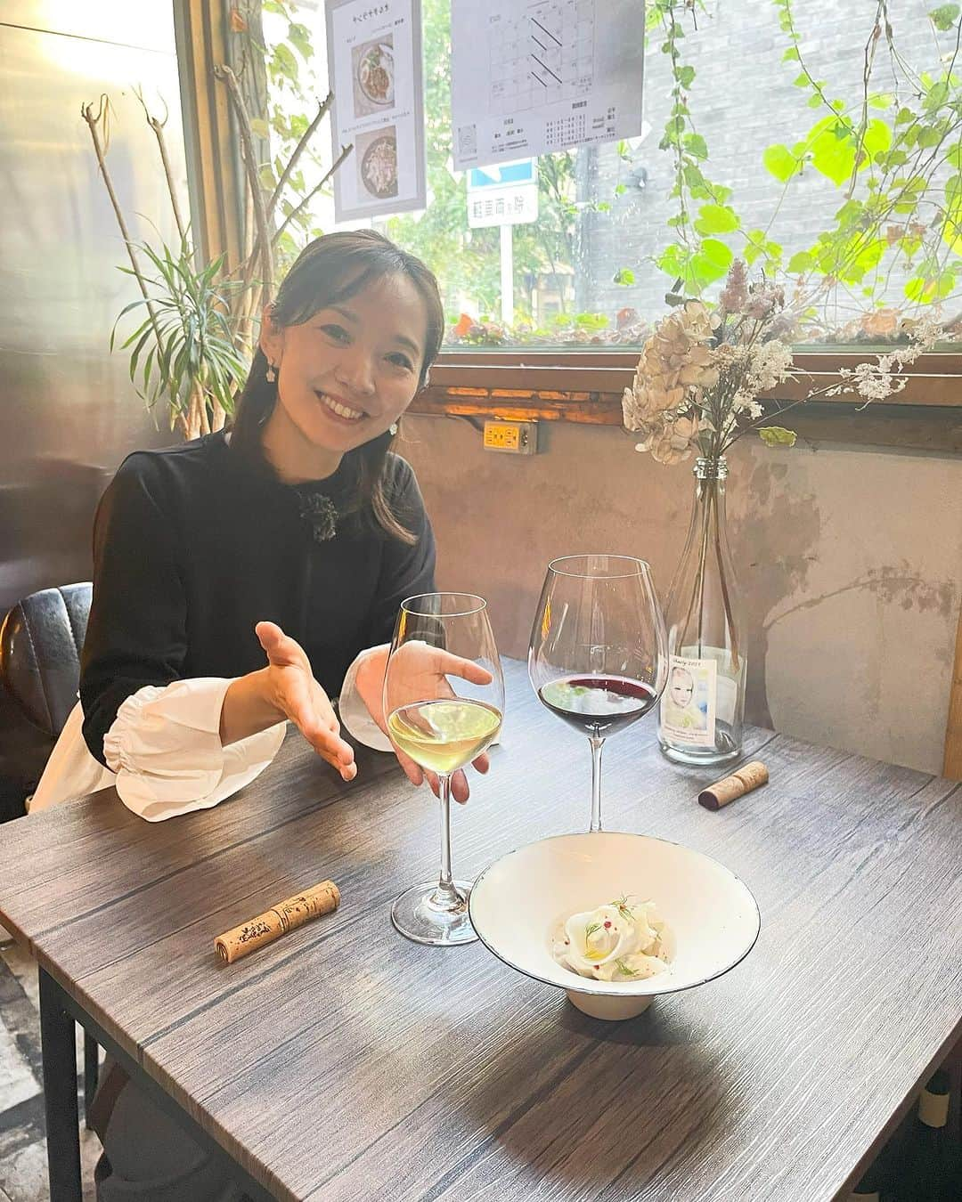 荒木麻里子のインスタグラム：「最近の楽しみは、 子供達が寝静まった後のボージョレー🍷 重さが少ないボージョレーは、ついつい飲み過ぎちゃいます。 ⁡ そして @syumatsu_sanpo の特集も自然派ワインでした。 今回お邪魔したのは静岡市にあるオルタナさん。 まさに隠れ家的なお店で、厳選されたナチュールワインが揃っていました！ プライベートでもしっぽり来たいなぁ🍷♡ ⁡ #オルタナ #ナチュールワイン #自然派ワイン #トコチャン #静岡市ワインバー #自然派ワイン」