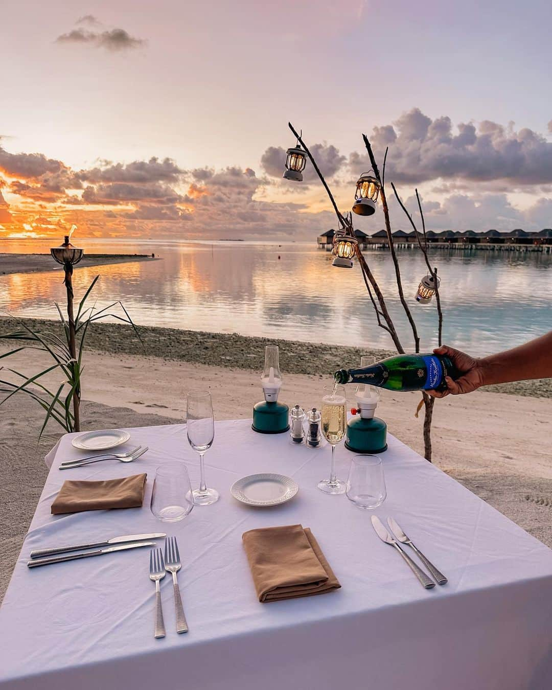 バーボラ・コディトヴァさんのインスタグラム写真 - (バーボラ・コディトヴァInstagram)「Thank you @anantaraveli for the incredible second week of our honeymoon full of memories 🥂🥹💍 #AnantaraVeli   PS: my first dress is @meshki 🤍」11月29日 22時41分 - fashioninmysoul