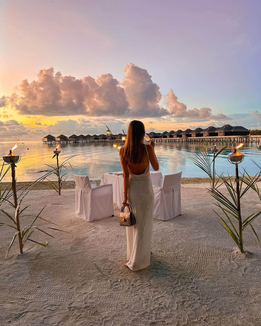 バーボラ・コディトヴァのインスタグラム：「Thank you @anantaraveli for the incredible second week of our honeymoon full of memories 🥂🥹💍 #AnantaraVeli   PS: my first dress is @meshki 🤍」