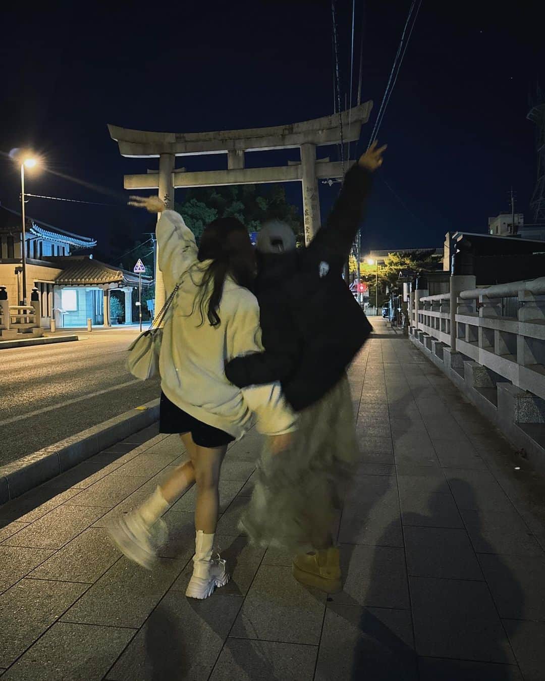 斉藤真木子のインスタグラム：「🌙⛩️🖤」