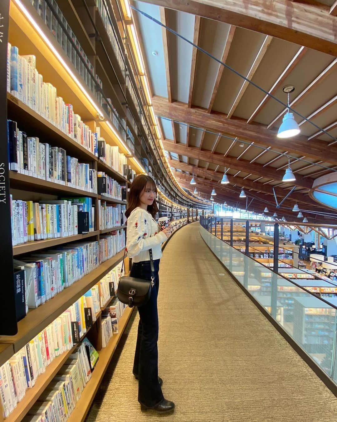 渡邊菜々さんのインスタグラム写真 - (渡邊菜々Instagram)「撮影で武雄市図書館へ📕  外観も内装もオシャレで見てるだけで楽しかった🫢 スタバも買っちゃったりして☕️  今度またゆっくり行きたいな〜🐌 皆さんのおすすめの本ありますか？📚  #武雄市図書館 #다케오시도서관 #武雄市圖書館 #佐賀県#武雄市#PR #佐賀観光#武雄観光」11月29日 22時44分 - watanana1225