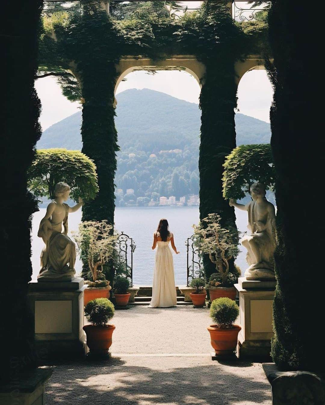 The Luxury Lifestyle Magazineさんのインスタグラム写真 - (The Luxury Lifestyle MagazineInstagram)「Cloaked in rich tones, a classical masterpiece adorns the serene shores of Lake Como. 🌊   Photos by: @aiforarchitects  #lakecomo #italy #mansion」11月29日 22時46分 - luxurylifestylemagazine