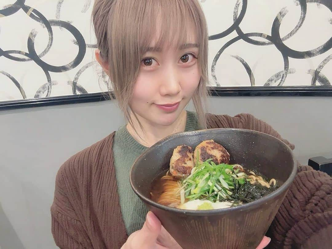 釘町みやびさんのインスタグラム写真 - (釘町みやびInstagram)「🥢  こんばんは！ 飯テロのお時間です☺️💗  昨日【千葉そば幸】千葉駅前店様へお邪魔してきました✨  日本蕎麦とラーメンの融合…！ とても新感覚なお店です😳✨  お店の前でメニュー見て、どれも美味しそうで… 悩みに悩んだ結果、 お姉さんにおすすめを聞いて決めました🫶🏻💗 (優しくて可愛かった…推せる…)  おすすめは「千葉そば黒」「千葉そば白」 そして現在キャンペーン中の「黒トリュフ香る豚そば」✨  私はとろろとわさび大好きマンなので「千葉そば黒」を！ お友達はトリュフに惹かれて豚そばに･🐽･  カウンター席もテーブル席もあって、 お洒落なのにシンプルで素敵な内装でした☺️ あと机に天かす置いてあるのめっちゃ最高…✨  キョロキョロ感動してる間に、麺到着！  「熱いので気をつけてくださいね☺️」 って言ってくれてキュンとしました🫰🏻💗←  いざ、千葉そば黒を実食！ つくねが…つくねが…めっちゃ美味しい…！！！！ｶﾞﾀｯ ジューシーで、おかわりしたいくらいでした🥹💗💗  とろろとわさびもめちゃくちゃ合う〜！✨  黒も白もどちらも鶏つくね入りみたいなので、 つぎは白も食べたいですね🥢🔥  そして、お友達の豚そばも1口ちょうだいマンしました！笑  こちらはラーメンよりのお味！ まろやかでコクのあるスープでした😳✨ 千葉そばの和風出汁と、豚骨の出汁を合わせてるらしい。 タグをつけて投稿すると、なんと440円？！ 器が深いので写真よりしっかりボリュームもあります👍🏻 これは…破格すぎる…！  つぎはサイドメニューのごはん系も是非に食べてみたい🔥 気になった方はぜひ足をお運びください〜🥢💗  ． ． PR @chibasobacou  #京成臼井駅グルメ #京成臼井駅ラーメン #佐倉市ランチ  #佐倉市グルメ #千葉そば幸 #おすすめグルメ #麺活  #麺スタグラム  #千葉グルメ  #食いしん坊  #japanesefood」11月29日 22時55分 - miyajyaga382