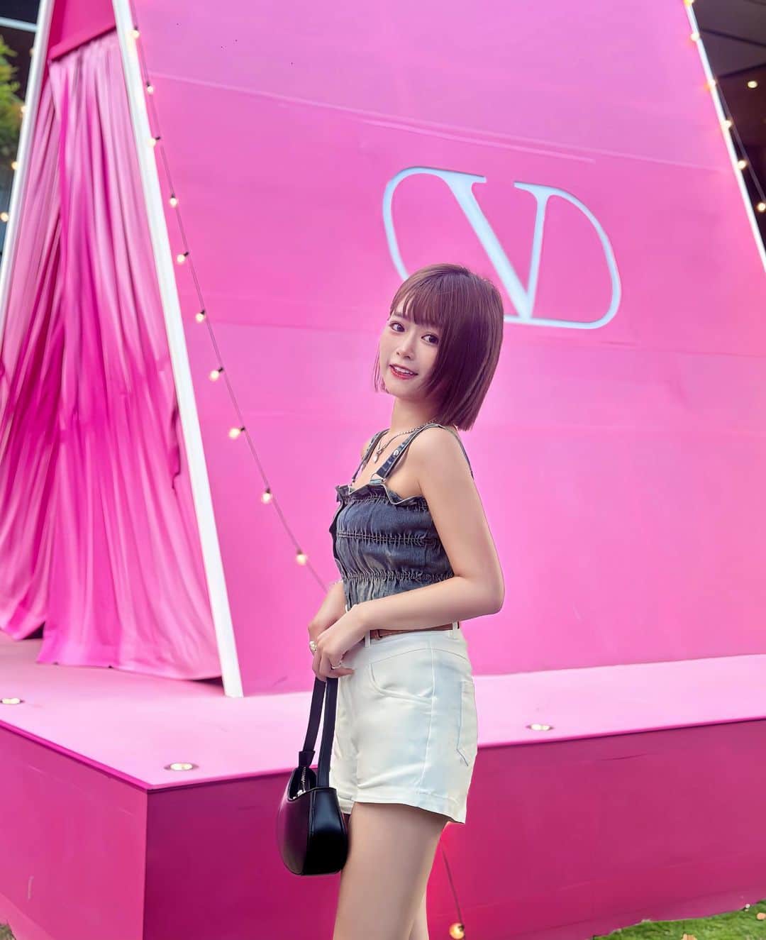 徐薇涵（Wei Han Xu）のインスタグラム：「來出清之前的照片🫣 最近都沒拍照因為庫存太多🫠 （雜事也太多 威～ 一眨眼再過幾天就12月了 希望我能把庫存都發完😂」