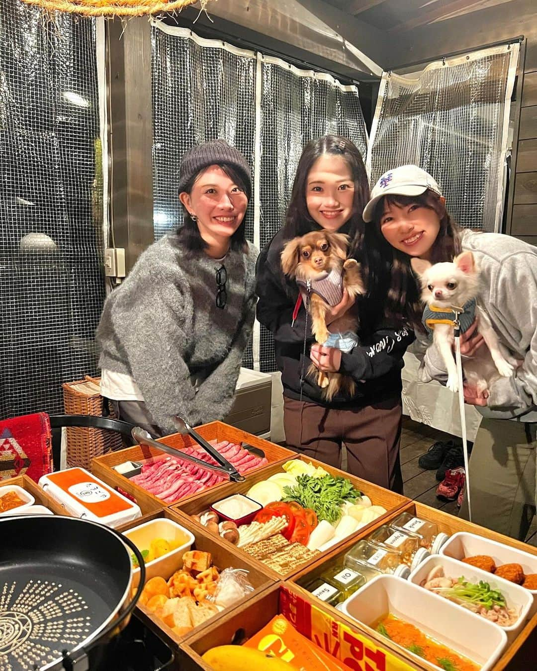 笹川萌のインスタグラム：「. 東京クラシックキャンプでグランピング🏕️❤️‍🔥 こうやって3人で美味しいご飯食べて、喋りながら過ごす時間が 幸せ極まりなかった、、、🕊️🤍 @tokyoclassiccamp はとにかくご飯が美味しい🥹！！！ お肉も、おでんも、バーベキューも、朝食のフレンチトーストも あげたらきりがないくらいどれ食べても全部美味しかった🤤💕 . 私気付いたんです、、、 気が合う友達のB型の圧倒的多さ！！！笑 ちなみにこの3人みんなB型😂 会った瞬間から気合うなあって思った友達もB型、 そのＢ型と仲良くなれるのはO型😂 みんな共通して細かい事は気にしない性格、 面倒くさがり😂！ どうですか！！！笑  以上、私の偏見でした🤣笑」