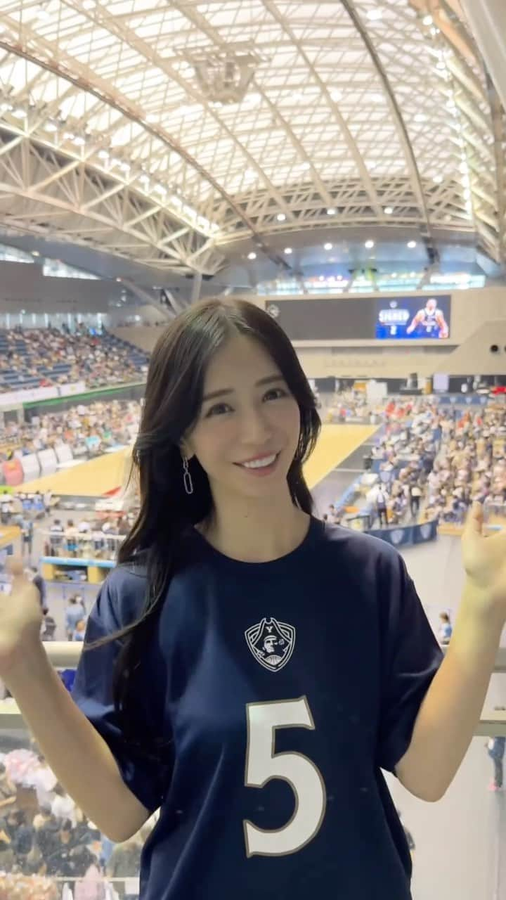 丸山悠美のインスタグラム：「娘のミニバスのコーチにBリーグを見るように！と教えていただいてから見はじめたBリーグ！  生で見る #河村勇輝 選手のスピードは、まさに電光石火⚡️ 道を切り開くプレーに終始感動でした🏀 @yokohama.b_corsairs   #バスケ #プロバスケ #バスケ観戦 #スポーツ #スポーツ観戦 #横浜 #横浜ビーコルセアーズ #バスケットボール #ビーコル #bリーグ」