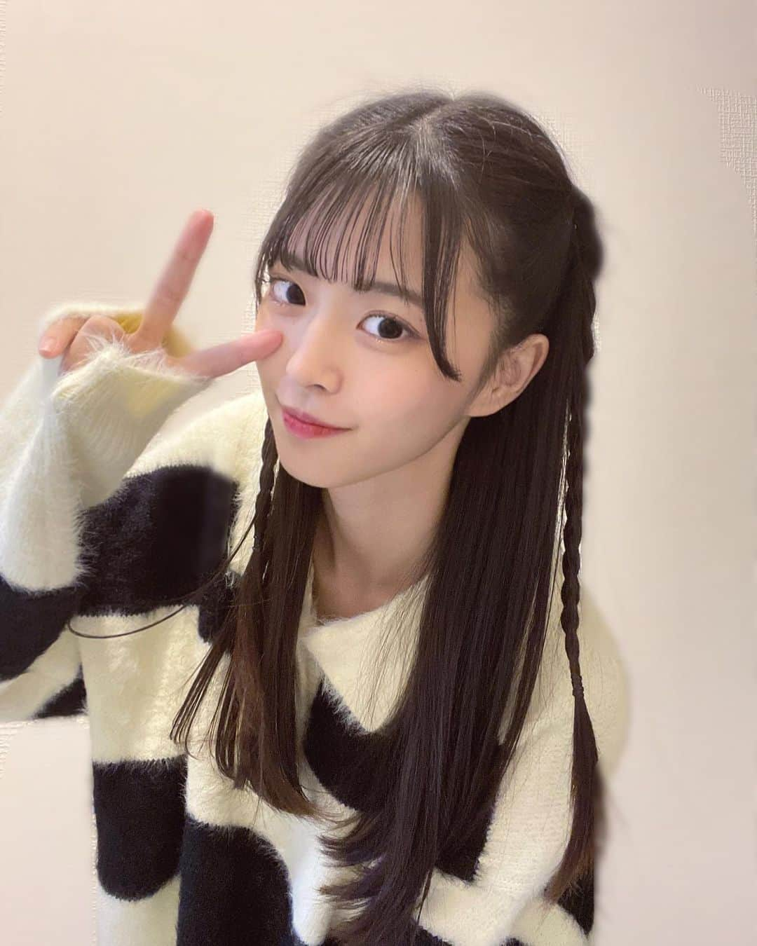 桜田彩叶のインスタグラム：「#毎日コーデ 5日目！  #andgeebee さんのボーダーニット！もふもふで暖かい 🤍袖のタグも可愛い 🪄こういう服装今までなかなかしなかったので新鮮 ⛓️暖かい日はショートパンツと合わせたい！   #冬服  #ニット  #ニットコーデ  #アイドル  #アイドルヘア  #ハーフツイン  #ハーフツインアレンジ  #アンジービー  #骨格ウェーブ」