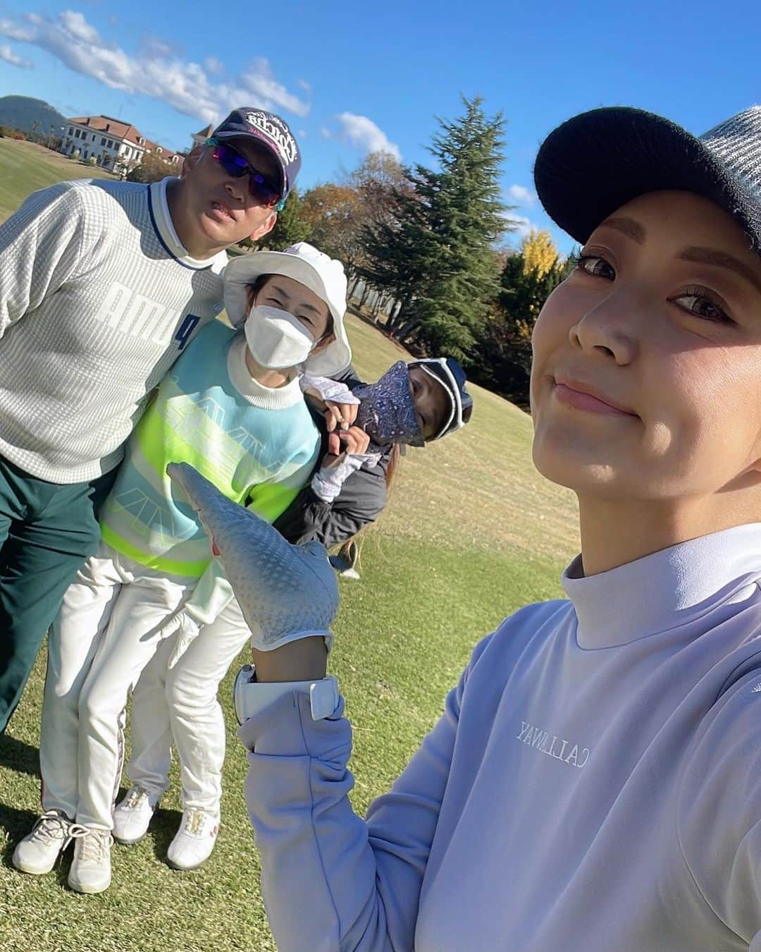 みかんさんのインスタグラム写真 - (みかんInstagram)「先日のゴルフ〜⛳️ なんとこの日は高橋美保子プロと そして今シーズンの賞金王確定の中島啓太プロの叔父夫妻と 後、お酒大好き坂田しゃんと愉快な仲間達と回りました🏌️‍♀️ 中島プロの同じ血が通ってるだけあって、スレンダーで 足も長く似てる👍 そしてなんと中島プロよりも足が少し長いとの情報もGET(笑) 中島プロからお下がりでもらうウェアは丈が足らないとか笑 どんだけ足長いねん😏 この日、実は新ペリだったらアタイ優勝だったらしい💦 んなこと後で言われても〜ってやつやけど、 何気に嬉しい💕 92で回ったてまだまだ下手な私なのにこーゆー どんでん返しがあるからゴルフはおもろいねん🏌️‍♀️ あぁ〜来年は目指すはあわよくば70台一度でいいから出したい‼️ もちろんレディースからですけど(笑)  #ゴルフ #思い出ゴルフ #ゴルフ好き #ものまねみかん #チェックメイト #富士山見えて最高」11月29日 22時52分 - mikan02241984