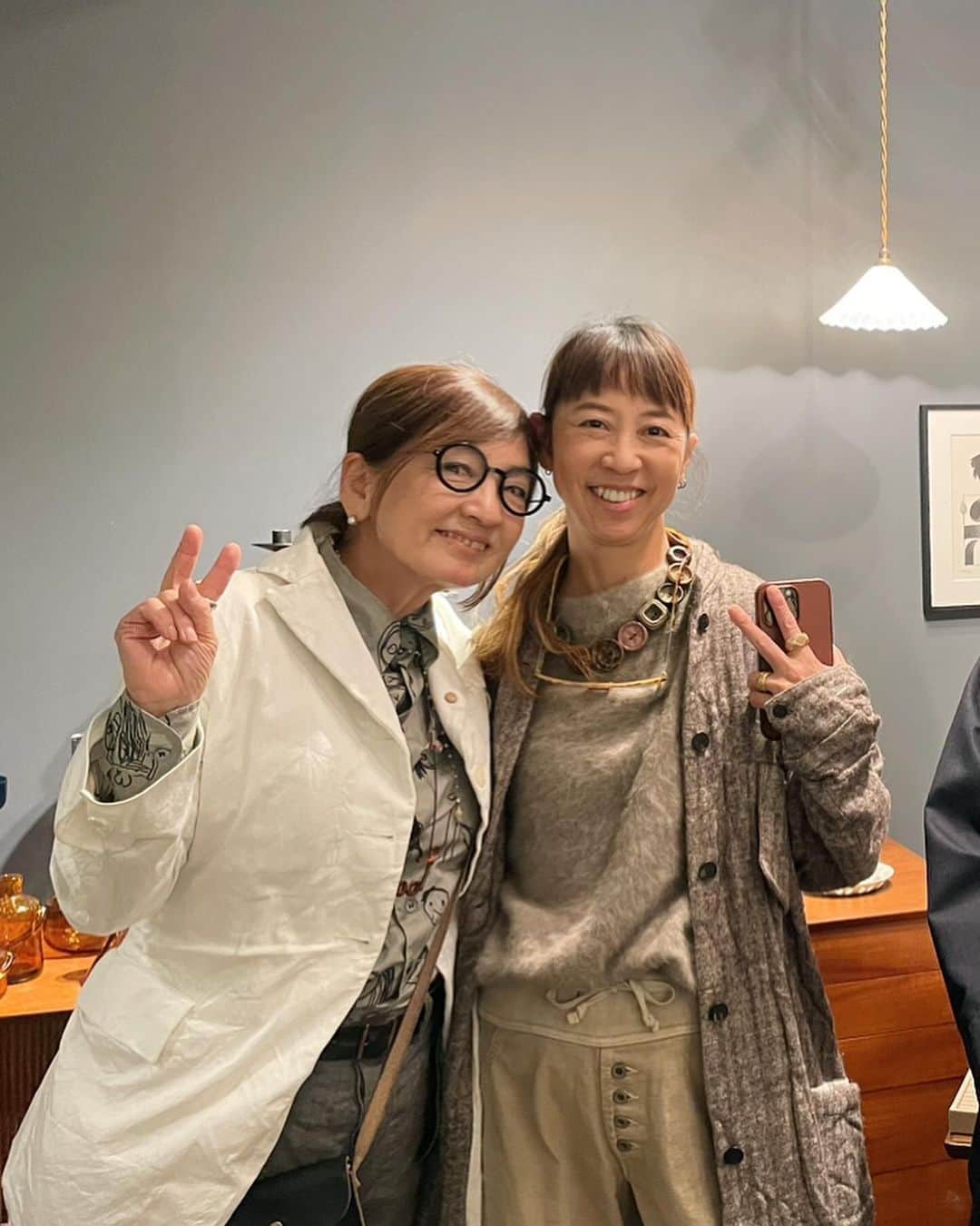唐津裕美さんのインスタグラム写真 - (唐津裕美Instagram)「COO GALLERY @_c_gallery_   『エリックホグランと北欧のヴィンテージ展』 閉店ギリにダッシュで京美ちゃんに会いに行って来た。 ステキな器ゲット！  4枚目、大股開きで写真撮るひりんこ😆  明日11月30日まで〜〜  #trucknest」11月29日 22時54分 - h_i_r_i_n_k_o
