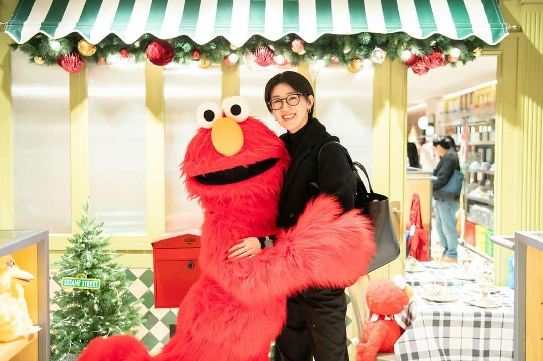 栗原恵のインスタグラム：「. エルモにも会えました❤️❤️❤️ かわいかった〜🥰 @sesamestreetmarket」