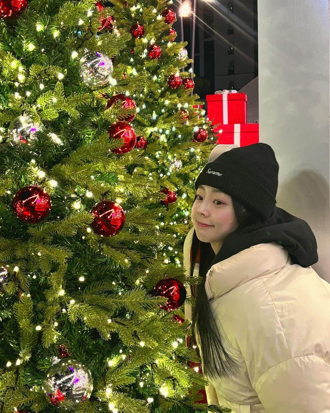 ユ・ボファのインスタグラム：「🎄🎅🏼♥️ 집앞에 산책나갔는데 타임스퀘어 이쁘네🤭」