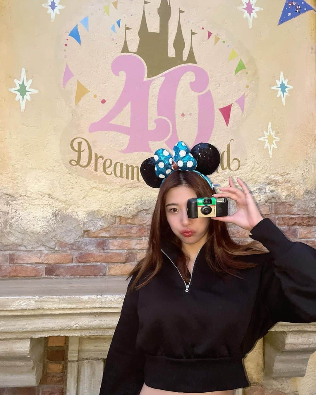 永富仁菜のインスタグラム：「🐭🌏❄️🎅  寒いとすぐ鼻赤くなる🫎  クリスマスディズニーかわいくて 乗り物乗らなくても楽しめた🤭（乗り物乗れないだけ） 安定の夕方から🤝  #クリスマスディズニー  #ディズニーシー」