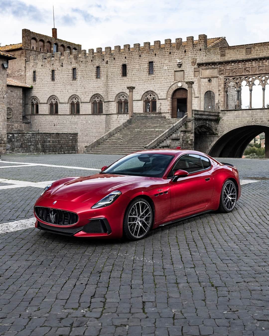 マセラティのインスタグラム：「Grand touring is a lifestyle that makes for a full sensorial experience. Swipe to indulge in the gastronomic masterpieces of Chef @alajmo.⁣ Every grand tour is a new occasion to delight the senses.⁣ GranTurismo. The Others Just Travel.⁣ #Maserati #MaseratiGranTurismo」