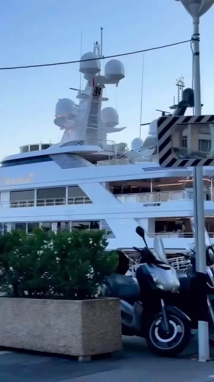 The Luxury Lifestyle Magazineのインスタグラム：「Millionaire vs Billionaire 🛥🚁  📸: @f.s0mma   #monaco #luxury #lifestyle #luxurylifestyle #life #style #rich #money #yacht #yachtlife #yachtdesign #yachtcharter #yachtlifestyle #yachtcrew #yachtparty #yachtclub #superyacht #superyachtlifestyle #superyachtlife #helicopter #monacolife #monacolifestyle #monacoyachtshow」