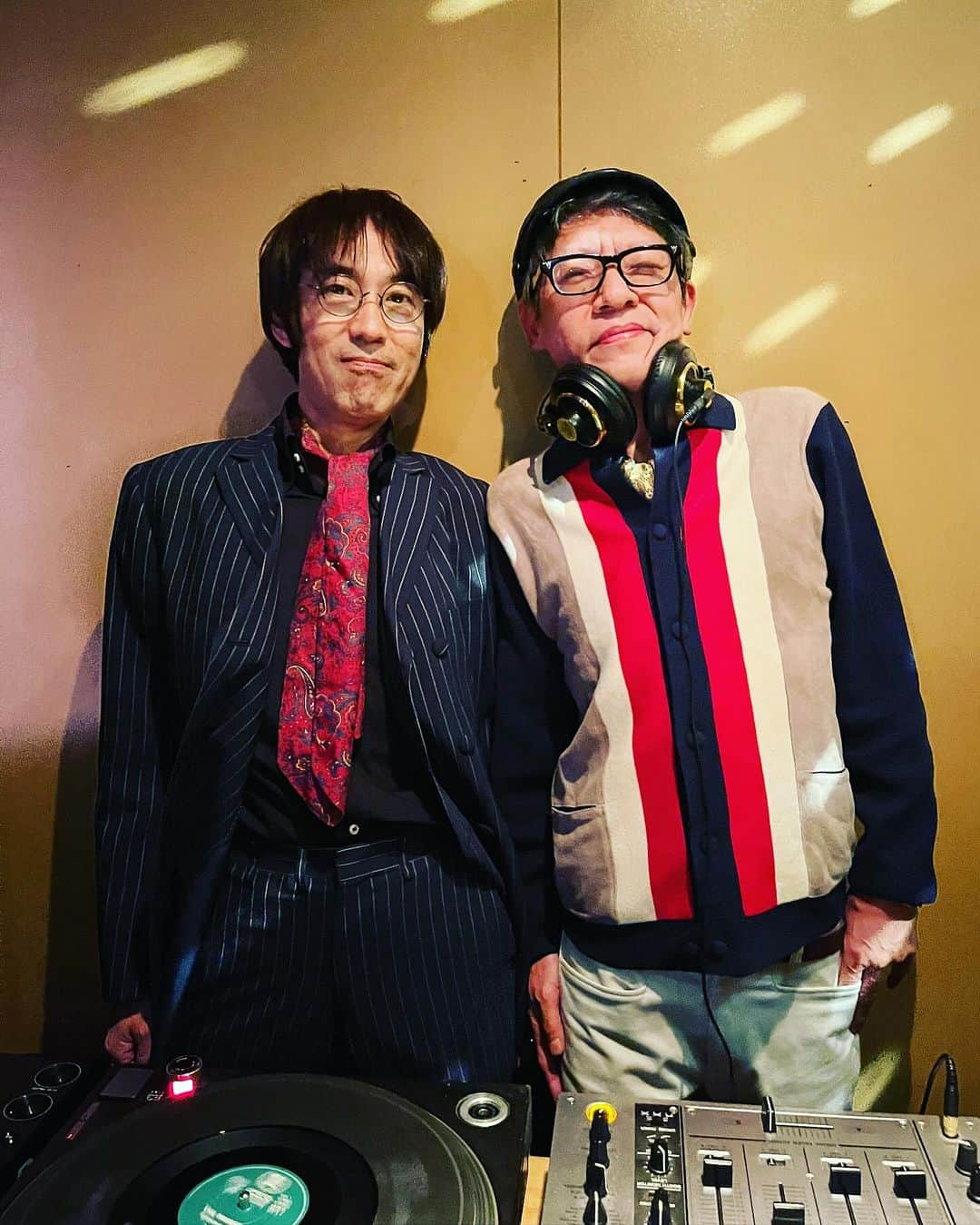 カジヒデキさんのインスタグラム写真 - (カジヒデキInstagram)「11/25(土)に渋谷HOMEで開催されたMarch of the Mods 特別編に出演しました！88,9年頃から90's初期によく新宿JAMに遊びに行ったMOTM。当時大好きだった卍さんのHIGH STYLEと、BRIDGEの時に対バンもしたMAYBELSの吉田カズマロくん、このイベントの主催でMODSのACE黒田マナブさん、僕の師匠・英国音楽の小出亜佐子さん、MODで最高なキーボーディスト堀江博久くん、クールでイカしたUchiyamaさん、ハイスタイルにはマークさんも居たり、本当に最高なラインナップ✨❄️満員のフロアには当時からの友人達も集まったり、同時に若いMODSの子達も結構居てスゴく良い雰囲気でした。89,90年頃にトリップしたような、でも今が一番輝いているような最高なパーティーでした✨マナブさん、ありがとうございました！北沢夏音さんや曲さんとも色々話せて楽しかったです🌈  #themarchofthemods #popgoesart #highstyle  #カジヒデキ #吉田カズマロ #黒田マナブ #小出亜佐子  #堀江博久」11月29日 23時00分 - hideki_kaji