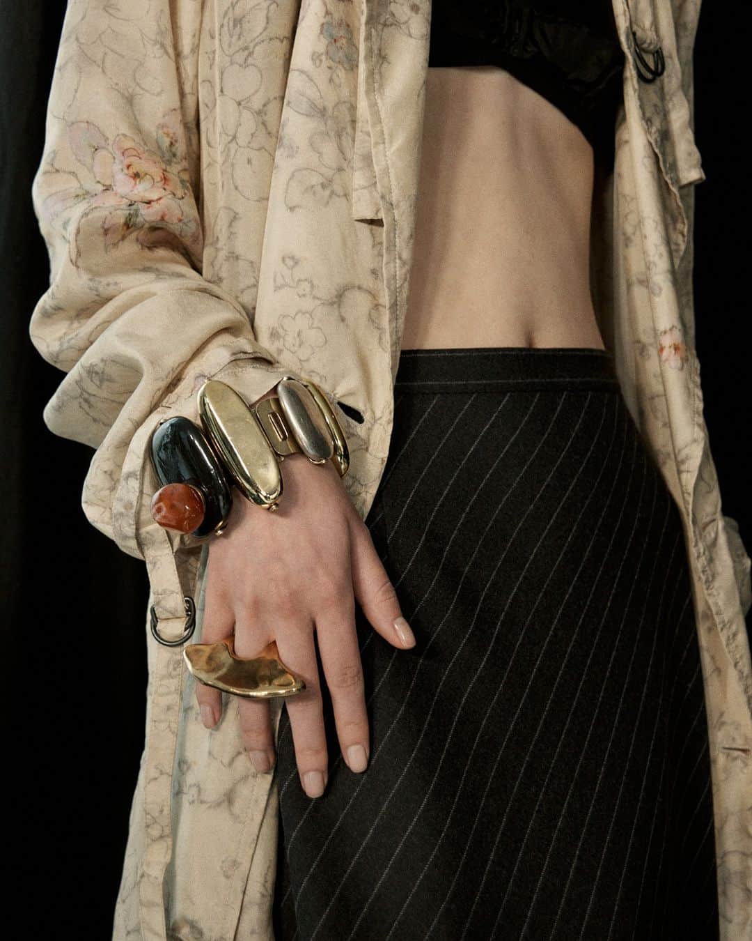 ドリス・ヴァン・ノッテンのインスタグラム：「AUTUMN WINTER 2023 ACCESSORIES  Bracelet with oversized metal components combined with semi-precious stones. Oversized brass ring.  #DriesVanNoten #DVNAW23」
