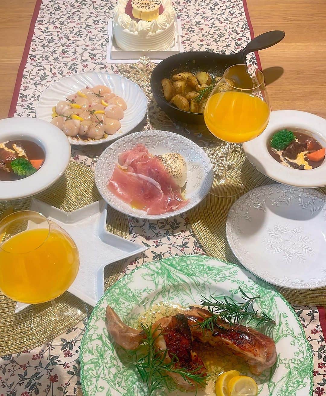 高田秋のインスタグラム：「お誕生日🎂👏 ビーフシチューは圧力鍋で🐮 ポテトはバター、ニンニク、岩塩、 ブラックペッパー、トリュフ塩🍟 ローストチキンは見た目はそこまで良くないけど、 めちゃくちゃ美味しかった😂🤍🤍 ハチミツとニンニク、岩塩、ブラックペッパー、 醤油をもみ込んで200度で２０分🍖  ご馳走様でした👏  #お誕生日」
