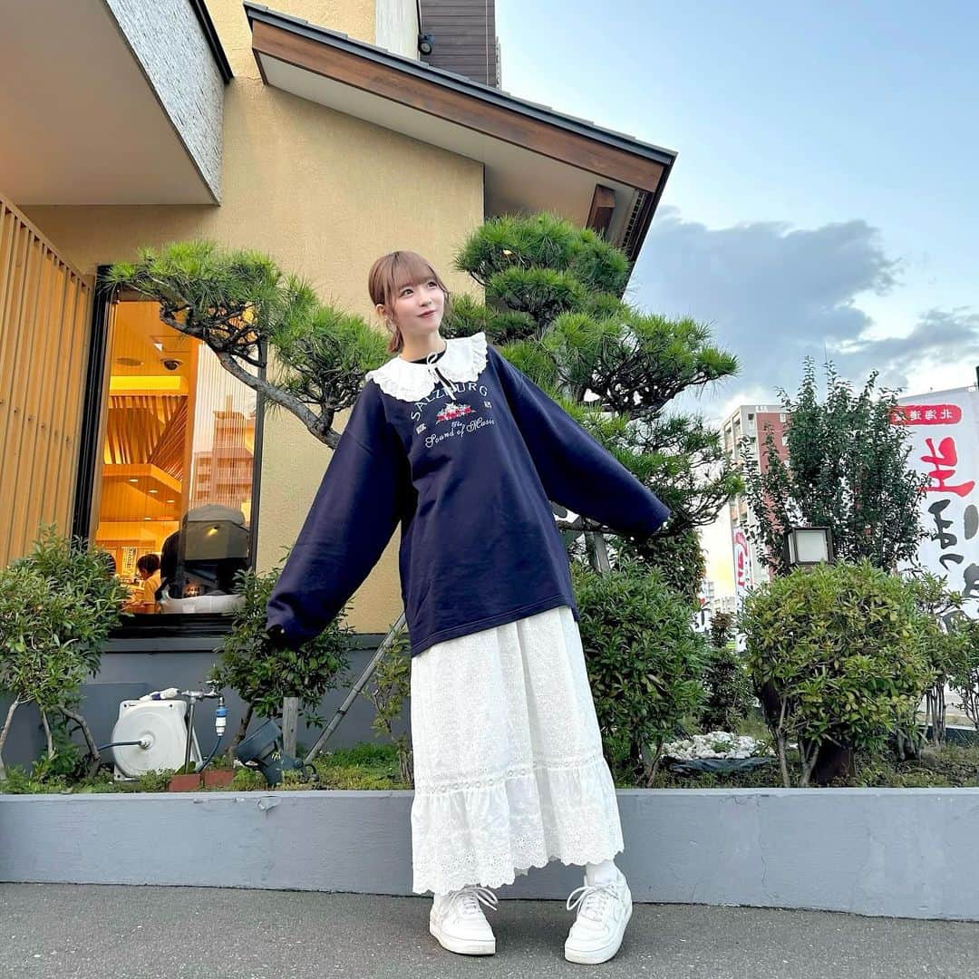濱越さおりのインスタグラム：「. 北海道行った時のお洋服👗 ロングスカート珍しい💭！」
