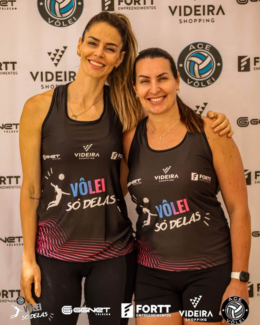 SuelleOliveiraのインスタグラム：「VÔLEI SÓ DELAS! Torneio que proporcionamos as turmas de vôlei de praia da profe @deonraquel e foi lindo de ver a mulherada jogando e se divertindo. Obrigada ao apoio do @videirashopping @fortt_empreendimentos e @ggnet_telecom que tornou tudo isso ainda mais especial. Orgulho de ter empresas parceiras que incentivam o esporte na nossa cidade. A @acevolei.videira foi criada no intuito de promover ainda mais o voleibol em Videira e região. E ano que vem tem mais!!!  @fortt_empreendimentos  @videirashopping  @ggnet_telecom   📸 foto: @luismoreira.films」