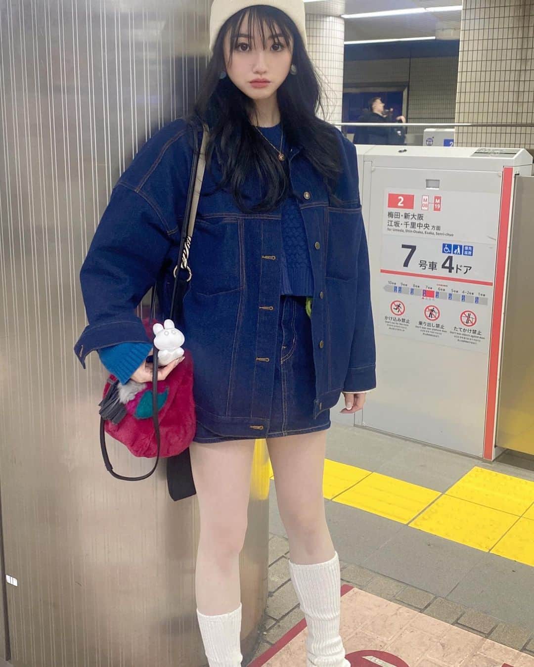 小寺真理のインスタグラム：「🐇🌙  ルーズソックス大好きやったから また流行ってて嬉しい。」