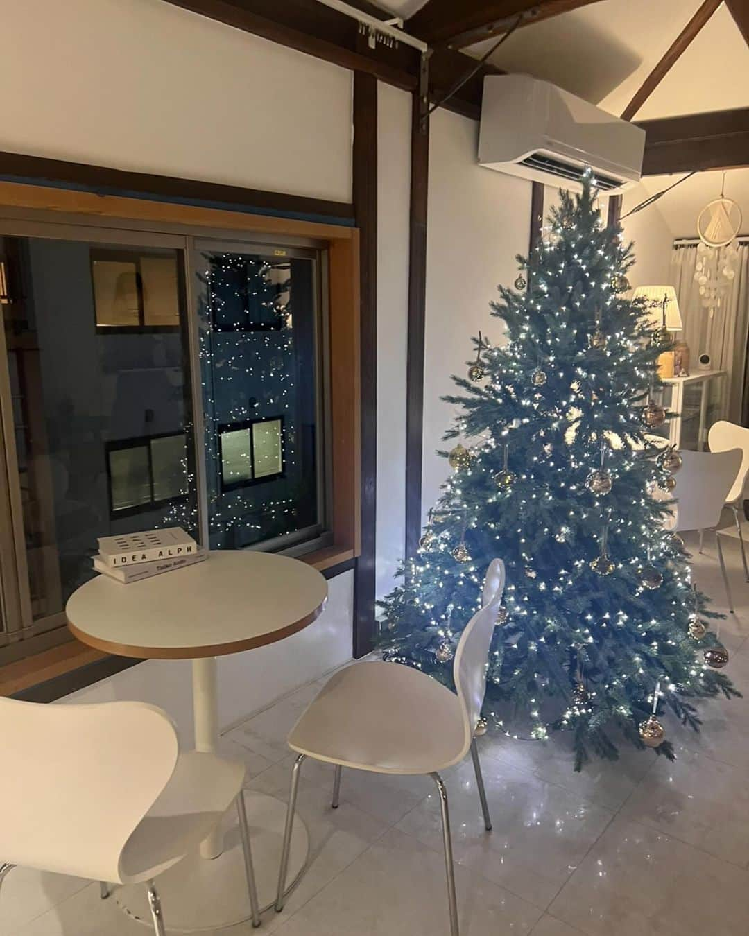 yuukachiさんのインスタグラム写真 - (yuukachiInstagram)「추천 카페🎄✨️  鶴橋の韓国風カフェ☕ 鶴橋には韓国系のカフェ沢山あるし新しいのも 最近色々できてるからまたカフェ巡りしたい💭  この日はオタ活してグッズも沢山買った日(笑) 推し活って楽しいよね！！♡  ここのカフェで、アクスタと撮ったり！トレカと 撮影してる人多かったよ♡  コリアンタウンも近いからオタ活したい人は 是非行ってみてね〜♩(普通のカフェ巡りでも◎)  #鶴橋カフェ#大阪カフェ#カフェ巡り#推し活 #鶴橋カフェ巡り#オタ活カフェ巡り#オタ活 #コリアンタウン#鶴橋コリアンタウン#army#bts」11月29日 23時05分 - yuuka_stagram