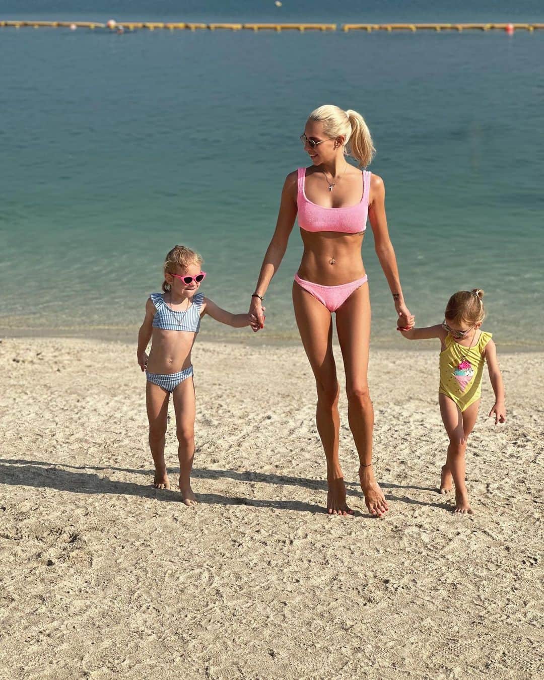 ヤナ・クドリャフツェワのインスタグラム：「👩‍👧‍👧」