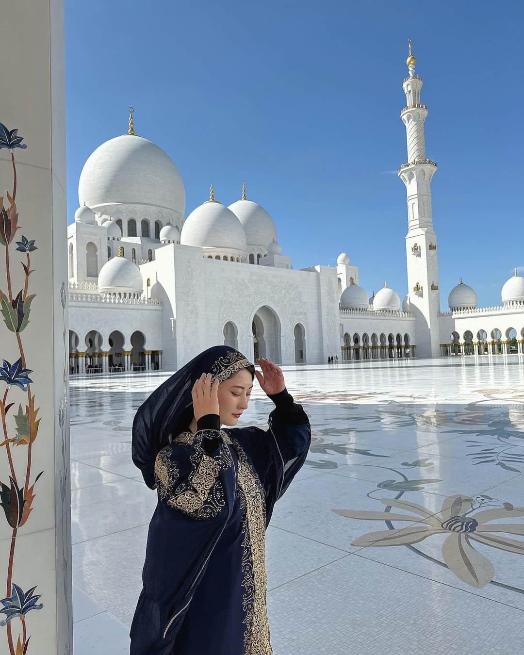 繭さんのインスタグラム写真 - (繭Instagram)「ㅤㅤㅤ ㅤㅤㅤ ドバイに行ってきました✈️ 盛りだくさんのスケジュールでいっぱい写真も撮ったので しばらくドバイ投稿にお付き合いください🥹  初日は到着してすぐに アブダビのシェイク・ザイード・グランド・モスクへ🕌  こちらはドレスコードが厳しいので みんなでアバヤを購入してから向かいました。 @sawacho_12 と色違いだよ💙🩵  モスクは白の大理石を基調としていて、 目を開けていられないほどまぶしかったです。 とてもパワーを感じました😌✨  #ドバイ旅行 #dubai #アブダビ #アブダビモスク #followme #followmejp #followjp」11月29日 23時07分 - mayumayu1008