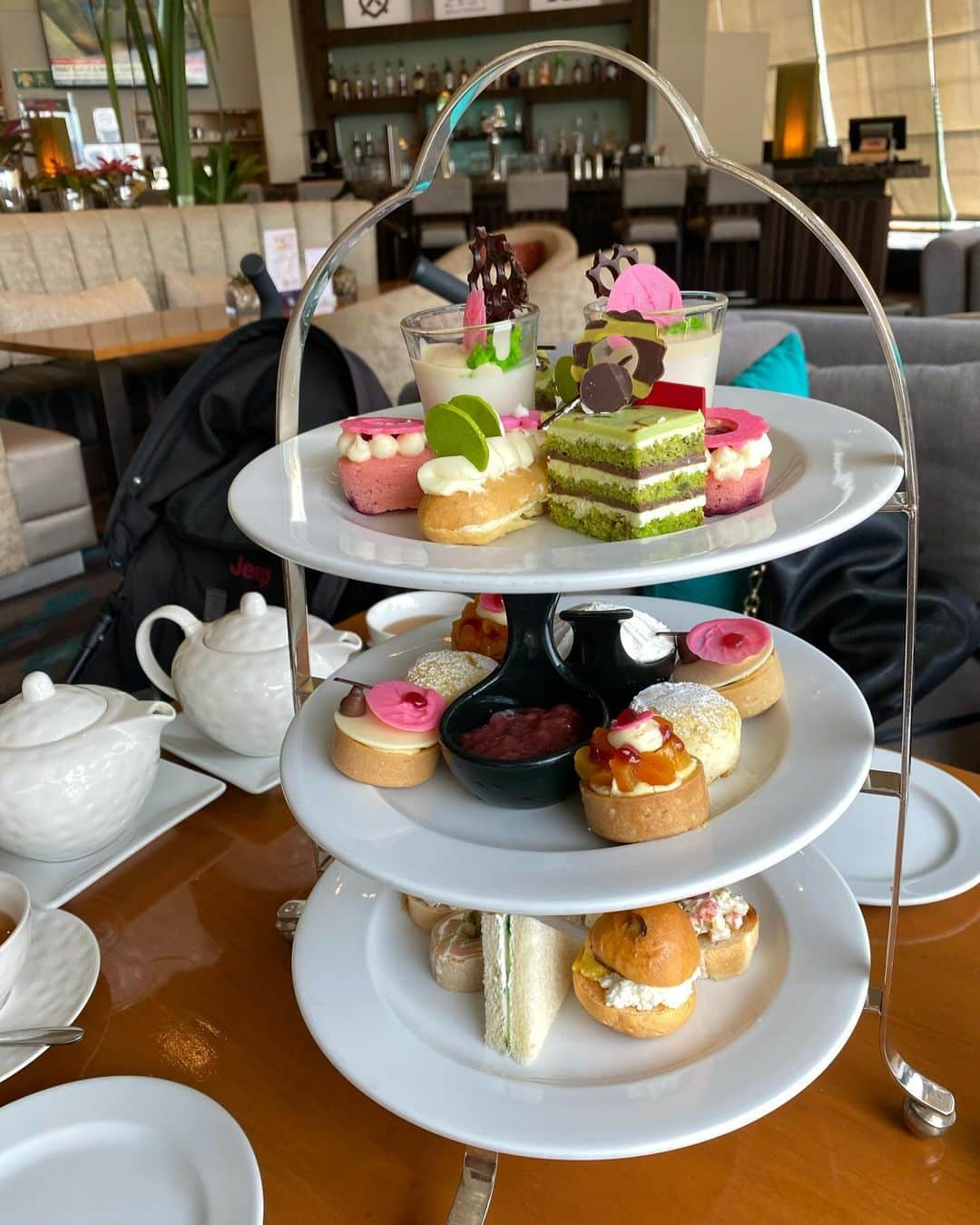 Roseさんのインスタグラム写真 - (RoseInstagram)「🇹🇭🫖🧁🍰☕️🩵   BRITISH Afternoon Tea   ウェスティングランデスクンビット7階  『Zest Bar & Terrace』  １セット２人分 1,300B++ バンコクでもかなりリーズナブルな アフタヌーンティー✨  JCBカードで20%OFFになって こんなに豪華で紅茶も2時間飲み放題で 2人で5000円くらいだった…驚き‼️  店内はとっても開放的でソファ席はベビーカーを置けるくらい余裕をもった作りでお友達とベビちゃん連れだったのでとっても助かりました👶💕  約2ヶ月ネイルサロンいけなくて人差し指のジェルネイルが取れてるのしっかり写ってるのじわる。それもこれもいい思い出💅笑  #ウエスティンホテルバンコク  #ウエスティングランデスクンビットホテル  #ブリティッシュアフタヌーンティー  #タイアフタヌーンティー  #バンコクアフタヌーンティー  #海外アフヌン #ベビちゃん連れアフヌン」11月29日 23時08分 - rose_ro_tan