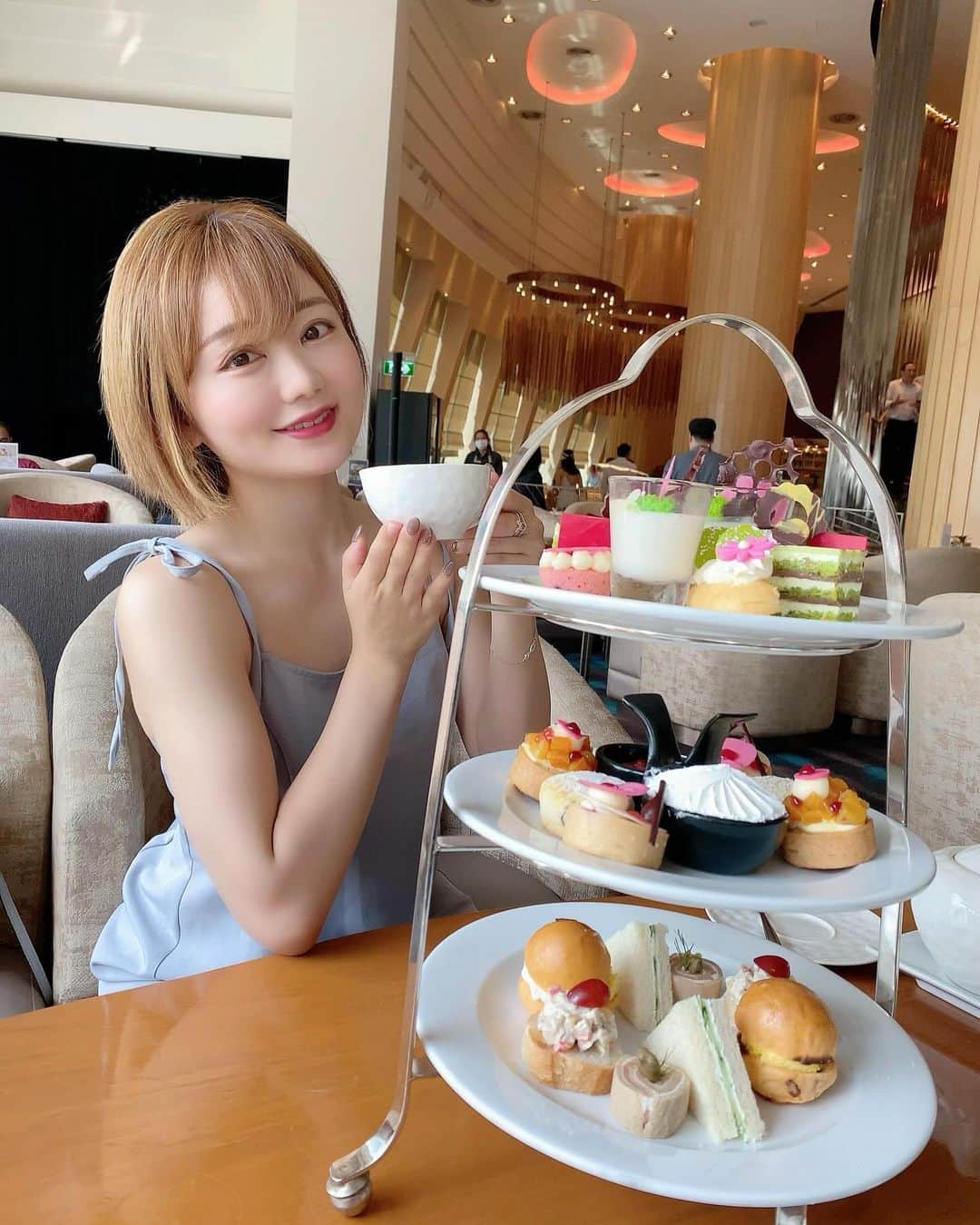 Roseのインスタグラム：「🇹🇭🫖🧁🍰☕️🩵   BRITISH Afternoon Tea   ウェスティングランデスクンビット7階  『Zest Bar & Terrace』  １セット２人分 1,300B++ バンコクでもかなりリーズナブルな アフタヌーンティー✨  JCBカードで20%OFFになって こんなに豪華で紅茶も2時間飲み放題で 2人で5000円くらいだった…驚き‼️  店内はとっても開放的でソファ席はベビーカーを置けるくらい余裕をもった作りでお友達とベビちゃん連れだったのでとっても助かりました👶💕  約2ヶ月ネイルサロンいけなくて人差し指のジェルネイルが取れてるのしっかり写ってるのじわる。それもこれもいい思い出💅笑  #ウエスティンホテルバンコク  #ウエスティングランデスクンビットホテル  #ブリティッシュアフタヌーンティー  #タイアフタヌーンティー  #バンコクアフタヌーンティー  #海外アフヌン #ベビちゃん連れアフヌン」