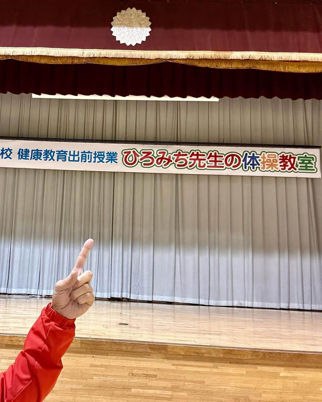 佐藤弘道さんのインスタグラム写真 - (佐藤弘道Instagram)「今日は青森県八戸市にある「八戸学院大学・八戸学院大学短期大学」で1・2年生対象の特別授業。 座学プラス実技講座でした。 とても明るい素直な学生さんばかり。 本日はありがとうございました♡ そして、日本体育大学体操部で大変お世話になった澤井(旧姓田實)睦美先生、ありがとうございました。 また何かお役に立てる事がございましたら、ぜひお声掛けください(^^) さぁ〜明日も頑張るぞぉ〜٩( ᐛ )و」11月29日 23時12分 - satouhiromichi023