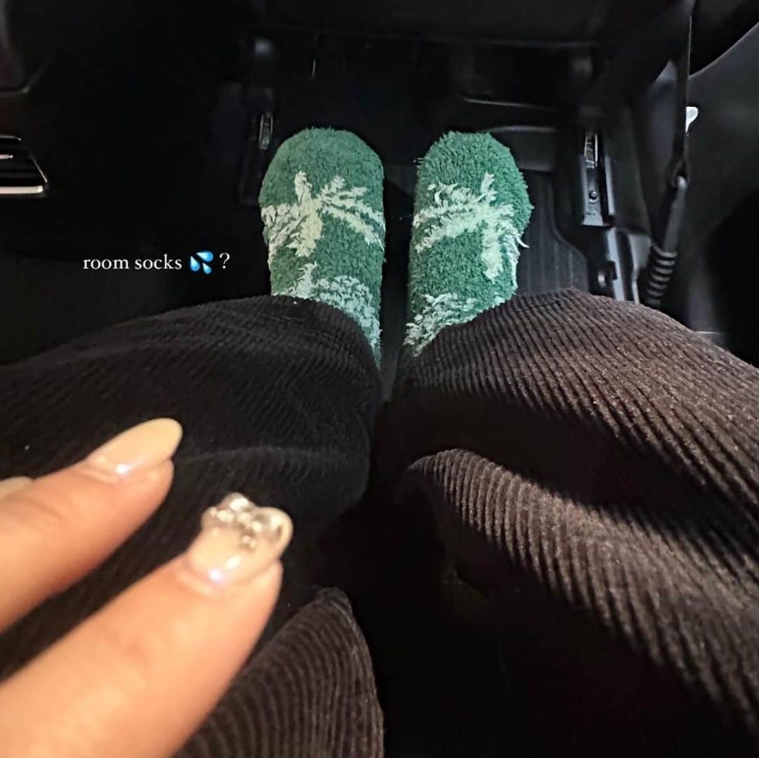 川本七海さんのインスタグラム写真 - (川本七海Instagram)「靴下を間違えた日🧦🌲」11月29日 23時12分 - namikawamoto