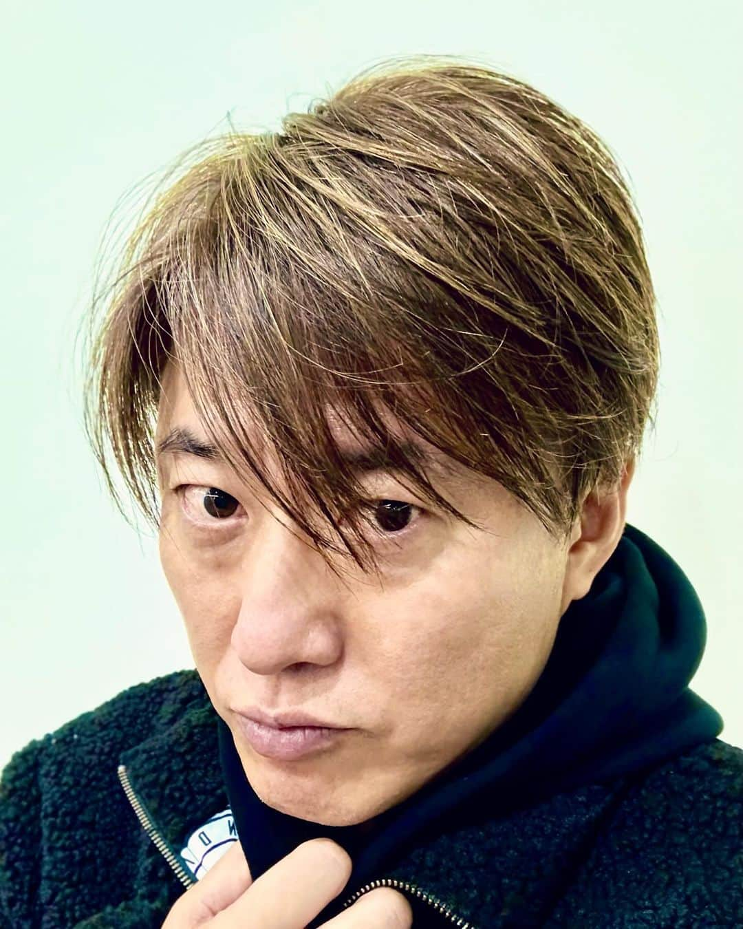 小渕健太郎のインスタグラム：「ハイライトを追加してみました。 一度入れると、徐々に増やしたくなるけど 取り敢えずこれくらいでストップ🫷 （出来るのか！？） 今日はアキちゃん @abbey_nakamuraに直々にやってもらいました。 流石です。  #なんだこのカメラ目線は #いや嬉しくて嬉しくて#つい #上から撮って細く見せる#髪ツヤツヤ#唇カサカサ#手持ち無沙汰の手を襟元へ#中村章浩 @abbey_nakamura #abbey2」