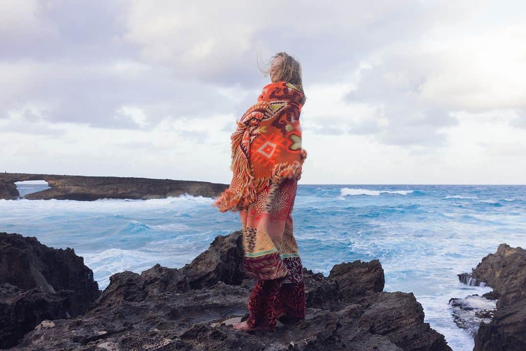 フォルテフォルテさんのインスタグラム写真 - (フォルテフォルテInstagram)「vivid hues light up glacial landscapes with the forte_forte “northern lights” jacquard blanket; the hawaiian waters become the perfect background for enveloping and colorful silhouettes. photo by @hisarahlee  #forte_forte #aw23 #auroraborealis #inverno #iridescence #dreams #magic #poetic #feminine #fluid #madeinitaly」11月29日 23時15分 - forte_forte