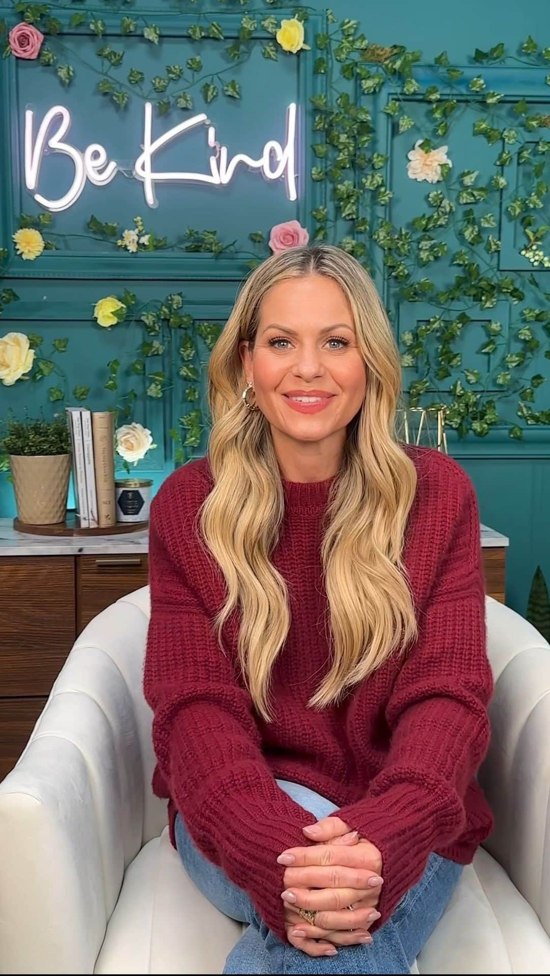 キャンディス・キャメロン・ブレのインスタグラム：「I love seeing you all post when you are listening to the @candacecameronburepodcast 🫶🏼✨ keep them coming!! By the way, have you listened to this weeks episode yet? It just dropped yesterday and @biancaolthoff and I are talking about declaring TRUTH over our lives!  We share our personal declarations and are encouraging YOU to do the same. Your declaration is a reminder to intentionally focus on the positive and not the negative in your life. A reminder that when you live as a follower of Jesus, YOU are a child of God, created in His image.  Click on the link in my bio and then click on “Your Declaration Statement” to be taken straight there to find out how you can write out your own personal declaration! #ccbpodcast」