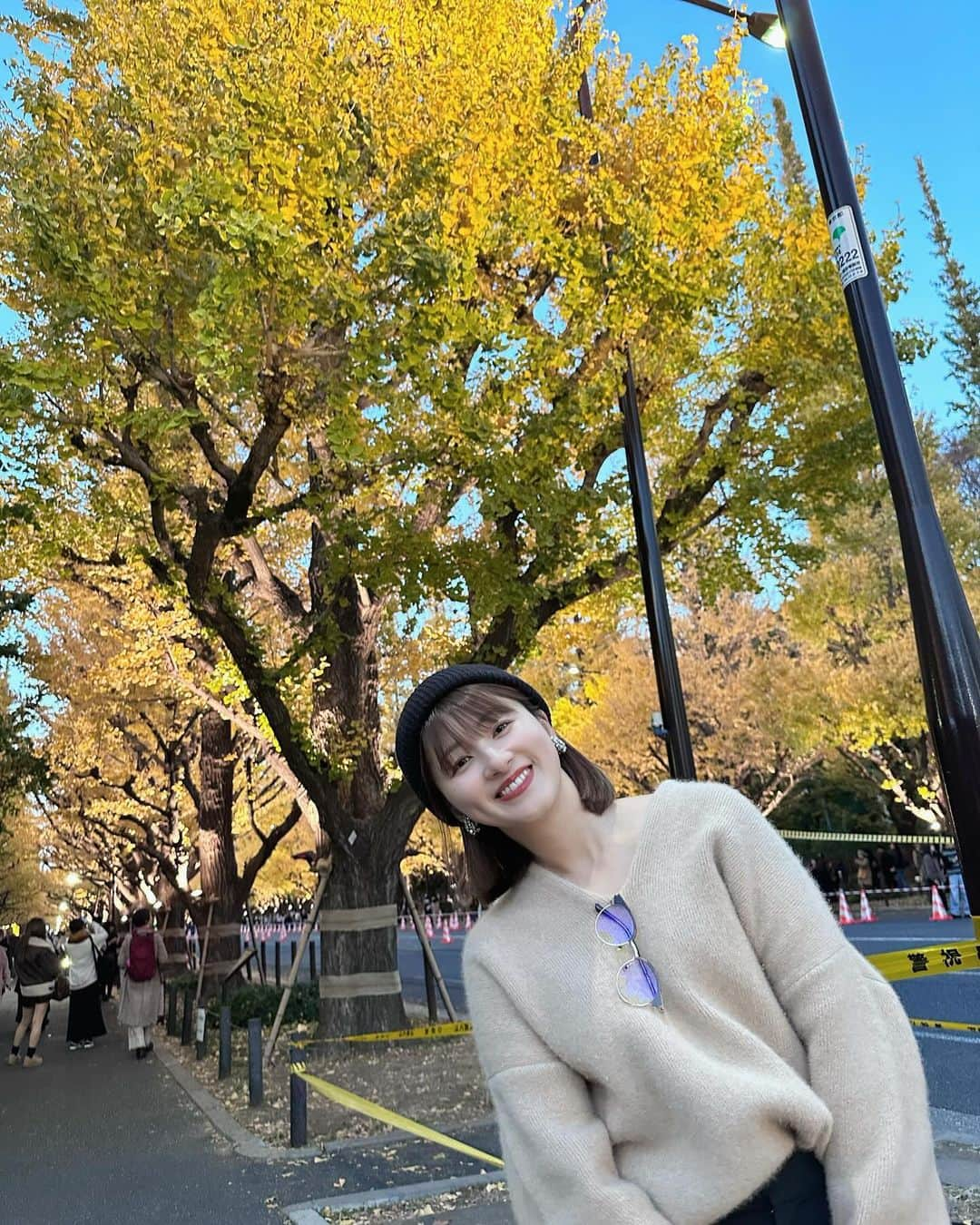 水野まいのインスタグラム：「気づいたら紅葉🍁🍁🍁. . 服装寒すぎて反省😇. . #銀杏並木 #紅葉狩り #紅葉スポット」