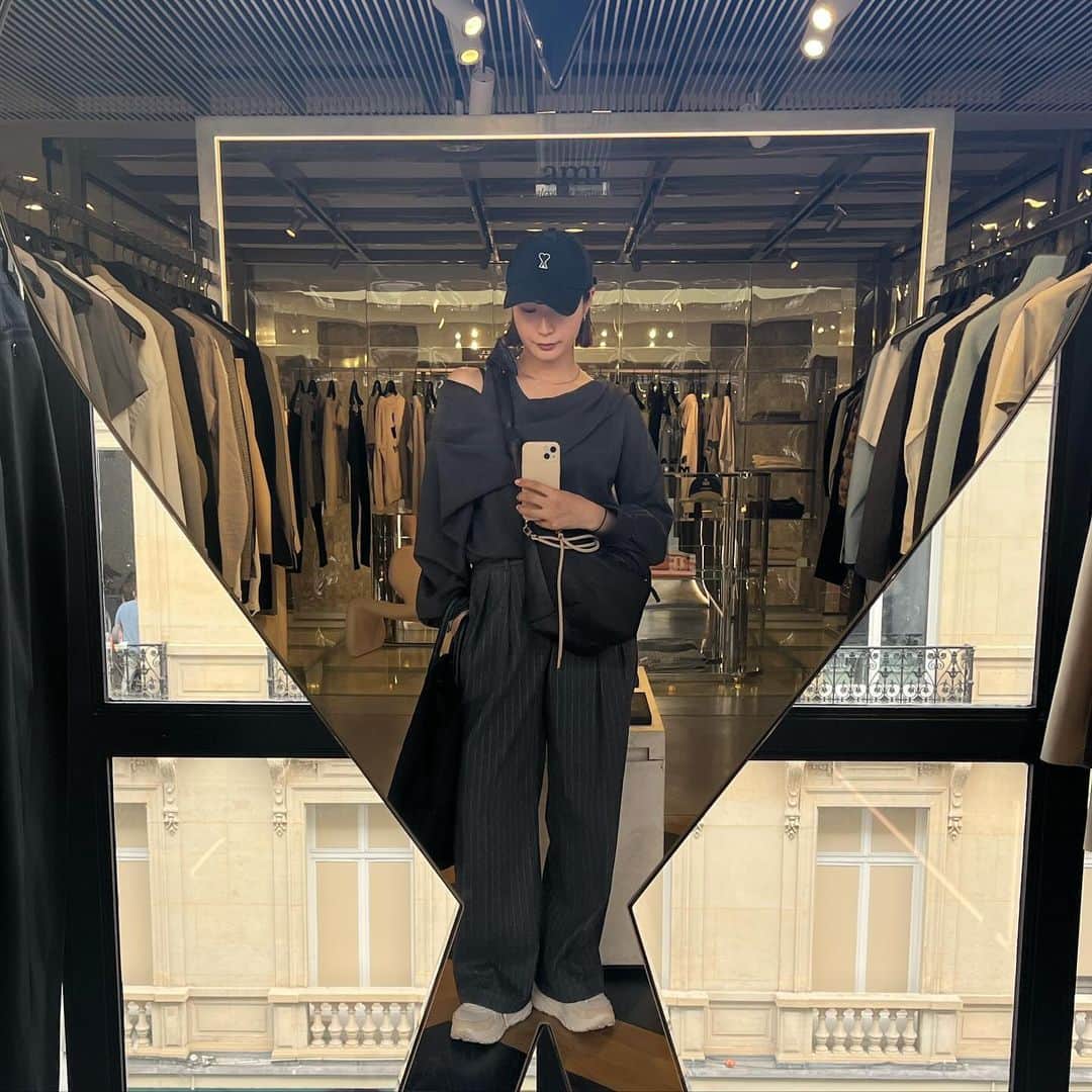 相原百花さんのインスタグラム写真 - (相原百花Instagram)「📍Fashion Week in Paris  ずっと憧れてたパリ🇫🇷  展示会を回って有名な百貨店をリサーチに行き♡ ファッションまみれで幸せ👗  どこを切り取ってもダイスキすぎて投稿にすごい時間かかった🫣 選びきれなかったのでまたupしますっ📸幸  #paris #parisfashionweek #fashionweekparis  #fashionweek #amiparis #merciparis #thefrankieshop  #chanel #chanellover  #pariscollection   .  #パリ #ファッションウィーク #アミパリス  #メルシー #パリコレクション #titeinthestore #ティテインザストア #capricieuxlemage  #capricieux_lemage   .  #高身長コーデ #高身長女子コーデ #高身長女子  #高身長ファッション #167cm #167cmコーデ  #服好きな人と繋がりたい  #ファッション好きな人と繋がりたい  #ファッション好きと繋がりたい  #洋服好きな人と繋がりたい」11月29日 23時18分 - mo__95__6