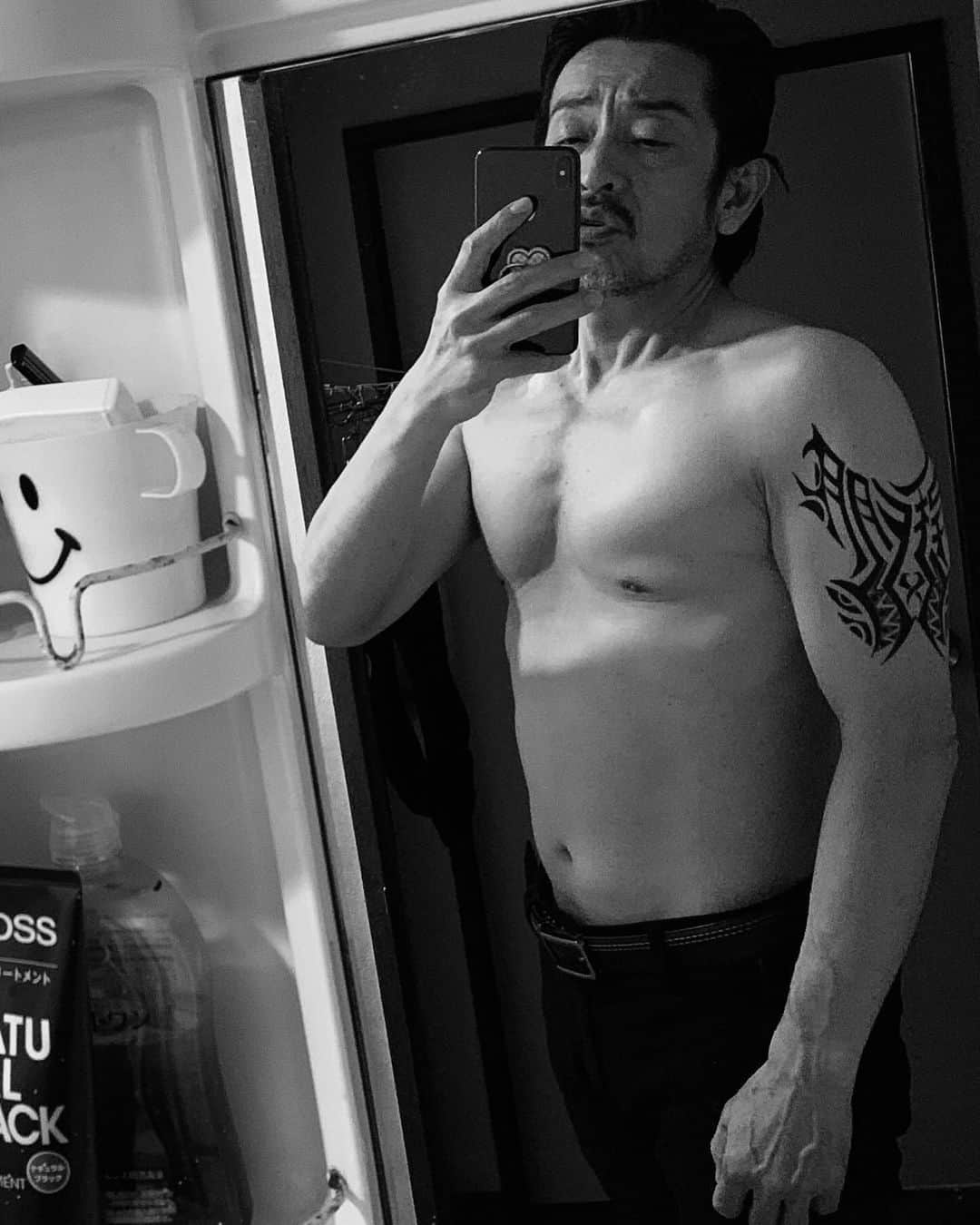 木村圭作のインスタグラム：「もったいない？から現場で落としてこなかった。 家族に見せて自慢するお父さん。😆 #タトゥーシール」