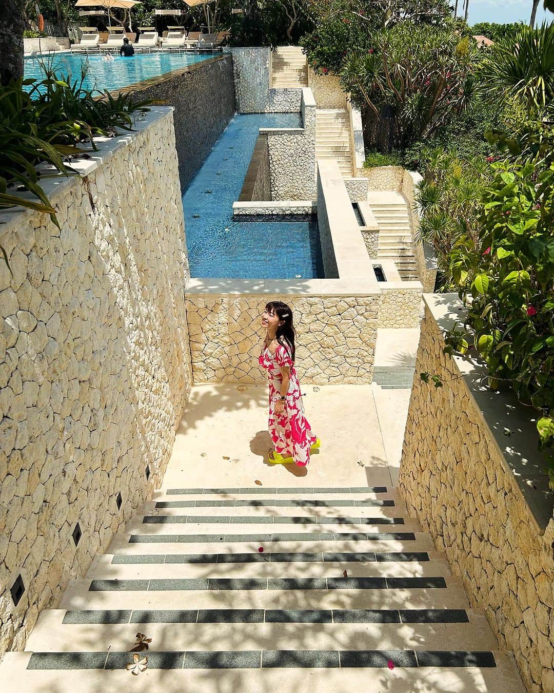 DJ MIYAさんのインスタグラム写真 - (DJ MIYAInstagram)「先週はインドネシア・バリ島に行きました♡  五つ星ホテル『THE MULIA』さんに宿泊しました*\(^o^)/*  @themuliabali   PR  【Villa棟について💓】  『THE MULIA』のVilla棟はわたしたちの宿泊していた海の方とは別なところにあってbuggyで Villaへ送迎してもらいました。 丘の上にあって100棟もあるVillaは予約で常にいっぱいだそうです⭐︎✨🌟💫  Villa棟のプールやブーゲンビリアなどのお花もとっても美しかった♡ またお花は載せますね💐  ブーゲンビリアとプルメリア大好き❤  わたしが宿泊したのはこちら♡ Room type→The Earl Suite（ジ ・アールスイート）  130平米（sqm）もあるスイートルーム。 beach frontなのでお部屋のテラスからは海が見えてすごく綺麗っっ☆  Outdoor Jacuzziも嬉しい♡ 内側にもお風呂が🛀あって今日はバブルバスも楽しみましたぁ🎵ふわっふわでたのしいしrelaxできたよぉ♥️  三棟から構成されてヌサドゥアにそびえ立つ巨大リゾートで🏝️ 東京ドーム6個分もあるらしいよ*\(^o^)/* レストランだけで9つもあってホテルの敷地内だけでも充分に楽しめちゃいます。  どのお部屋も広さ57平米からの客室♥️  ご招待いただきありがとうございます❤️  Access: デンパサール(ングラ・ライ)国際空港から車で約25分  THE MULIA, MULIA RESORT & VILLAS - NUSA DUA, BALI  〒80363 Jalan Raya Nusa Dua Selatan Kawasan Sawangan, Nusa Dua Bali, Indonesia  Jl. Raya Nusa Dua Selatan, Kawasan Sawangan Nusa Dua 80362 Bali, Indonesia  T: +62.361 301 7777  Web site  https://www.themulia.com/bali/themulia/the-earl-suite English  https://www.themulia.com/jp/bali/themulia/the-earl-suite  撮影日:23.Nov.2023  ◉開業:2012年 ◉レストラン 9つあり ◉プール3ヶ所あり ◉Wifi:あり ◉ウォシュレット:あり（自動センサー） ◉三棟に構成された巨大リゾート ◉アメニティ:Aroma Therapy Associate  #ムリアリゾート #MuliaResortNusaDuaBali #Baliisland #バリ島 #バリ旅行 #バリ島旅行 #TheMulia #MULIARESORT #海外旅行 #バリホテル #海外ホテル #リゾートホテル #ビーチリゾート #ホテル #インドネシア #インドネシア旅行 #タビジョ #五つ星ホテル #ラグジュアリーホテル #旅好き女子 #トラベラー #トラベルインフルエンサー #インフルエンサー #インスタグラマー #旅行記 #南国リゾート #ホテル宿泊  #ヌサドゥア #マイトリップMIYA」11月29日 23時30分 - dj_miya