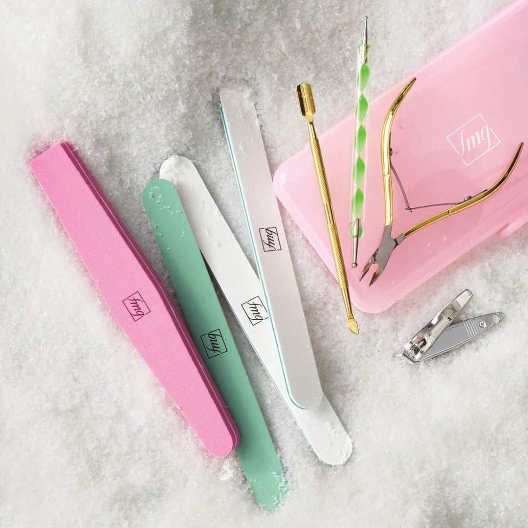 エイボンのインスタグラム：「Your Holiday nail inspo just got easier to do! ⭐️🎉   Shop the fmg Expert Tips Nail Art Tool Kit during the Cyber Week sale!  #nailart #nailtools #avoninsider」