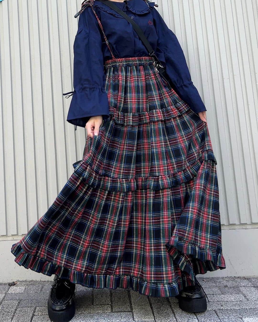 こねねこさんのインスタグラム写真 - (こねねこInstagram)「あー可愛いマジで可愛い スカートはヒラヒラが正義  #低身長コーデ  #チェックスカート  #ブラウスコーデ」11月29日 23時23分 - nene146cm