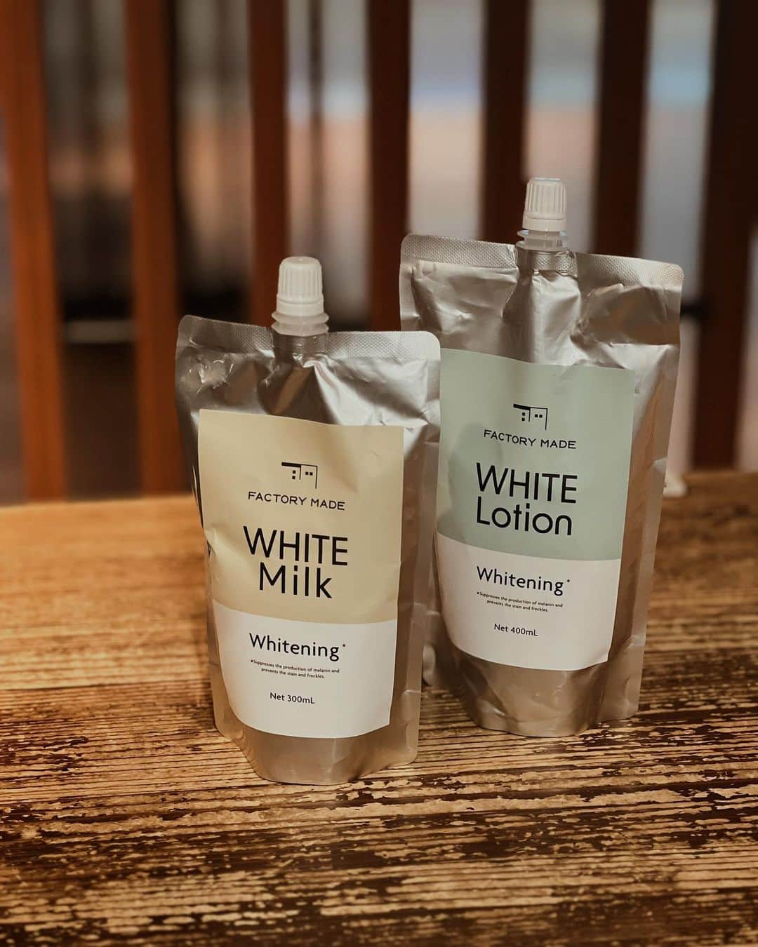 愛菜のインスタグラム：「⭐️factory made white lotion 400ml/4,980円 ⭐️factory made white milk 300ml/4,980円  薬用美白化粧水&乳液 美白＆肌あれ防止Wの有効成分 容器に移し替えて使用☃️ マイボトルを使ってカスタマイズできる✨ 旅行先にも👌  大容量だから顔はもちろん ボディーまで美白ケアできる❤️ わたしは夏に出来た水着跡が まだ消えないので全身に使ってます👙  今の時期お風呂上がりすごく 乾燥しやすいから ボディーのケアもしっかりしないとね💋 ベタつかず高保湿なのが良い😍 お風呂上がり子供にも使えちゃうのも ワンオペお風呂には助かります💚💚💚 昔みたいにアロマを香りながら １時間かけてボディーケアする時間は 母には無いので。笑 お風呂上がりにパパッと 全身ケアできるのが👌❤️  １２月４日から販売スタートみたい✨  #ファクトリーメイド #美白化粧水 #美白乳液 #保湿 #美白ケア #スキンケア#薬用美白  #詰め替え #楽天 #PR」