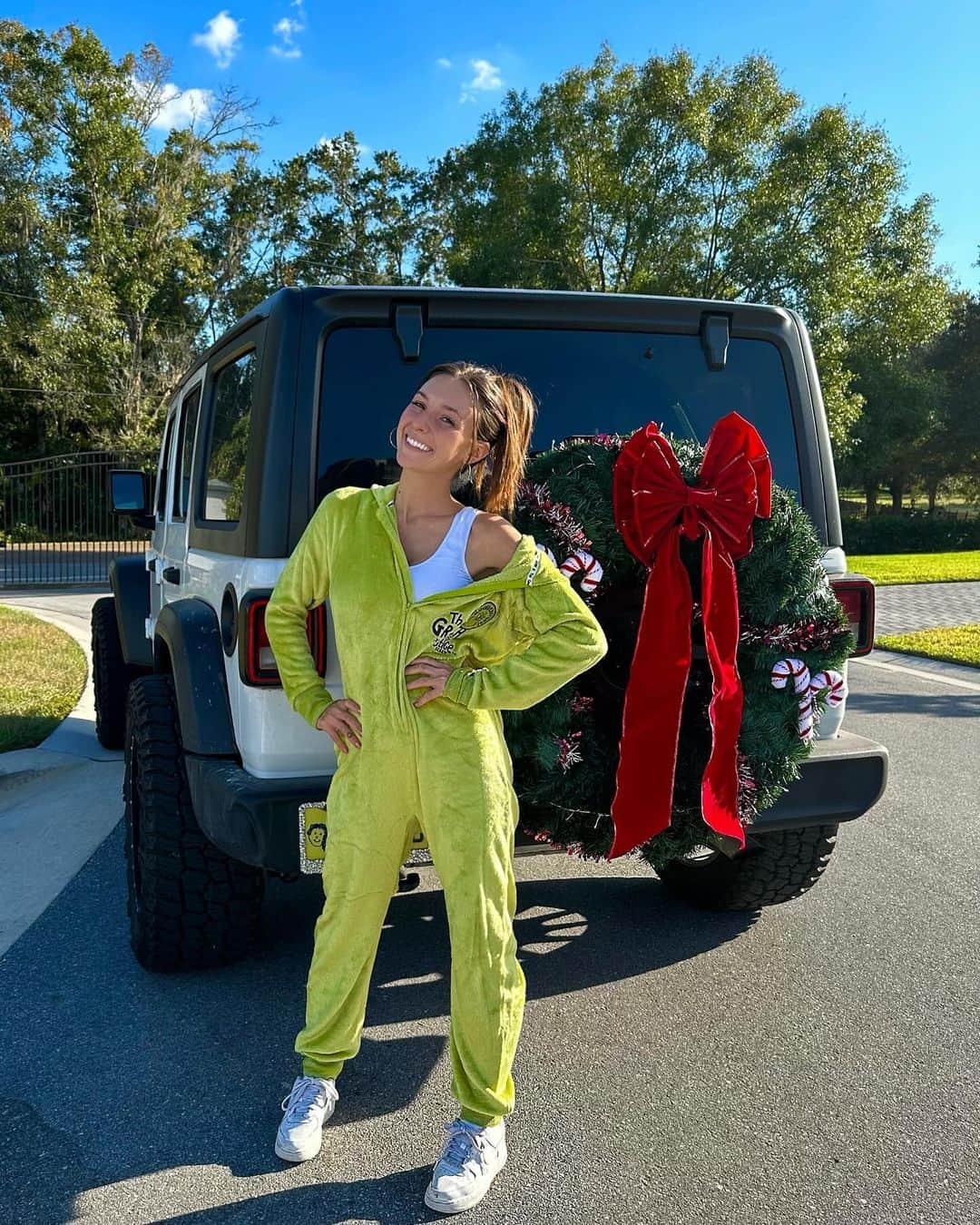 テイラー・アレシアのインスタグラム：「found this outfit in the kid section at Walmart & today I am thankful to be 5 feet tall」