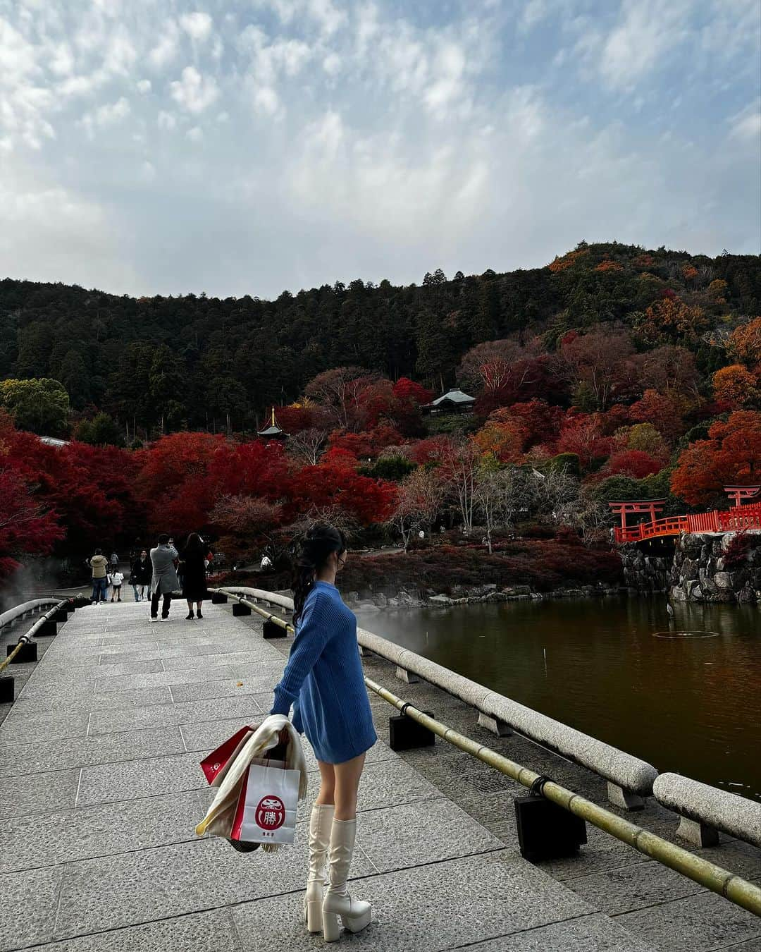 塩崎莉乃さんのインスタグラム写真 - (塩崎莉乃Instagram)「. 紅葉も綺麗で行ってよかった勝尾寺⛩️🍁 . . . . . . . . . . . . . . . #勝尾寺 #箕面 #パワースポット #だるま #参拝 #紅葉スポット #紅葉」11月29日 23時29分 - riinon