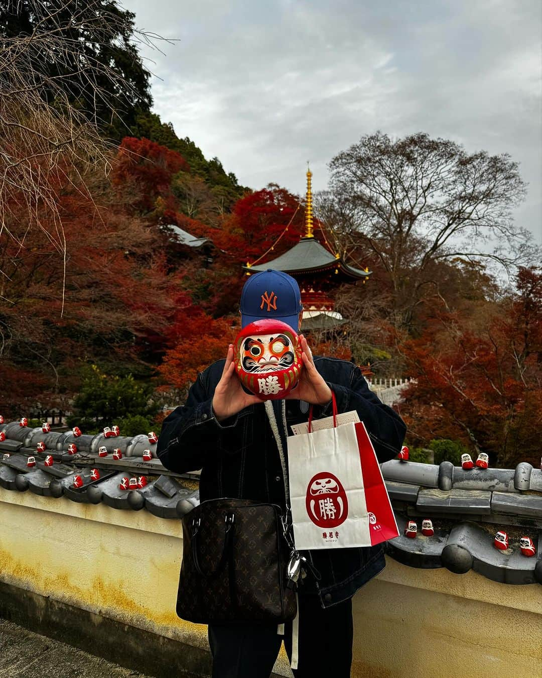 塩崎莉乃さんのインスタグラム写真 - (塩崎莉乃Instagram)「. 紅葉も綺麗で行ってよかった勝尾寺⛩️🍁 . . . . . . . . . . . . . . . #勝尾寺 #箕面 #パワースポット #だるま #参拝 #紅葉スポット #紅葉」11月29日 23時29分 - riinon