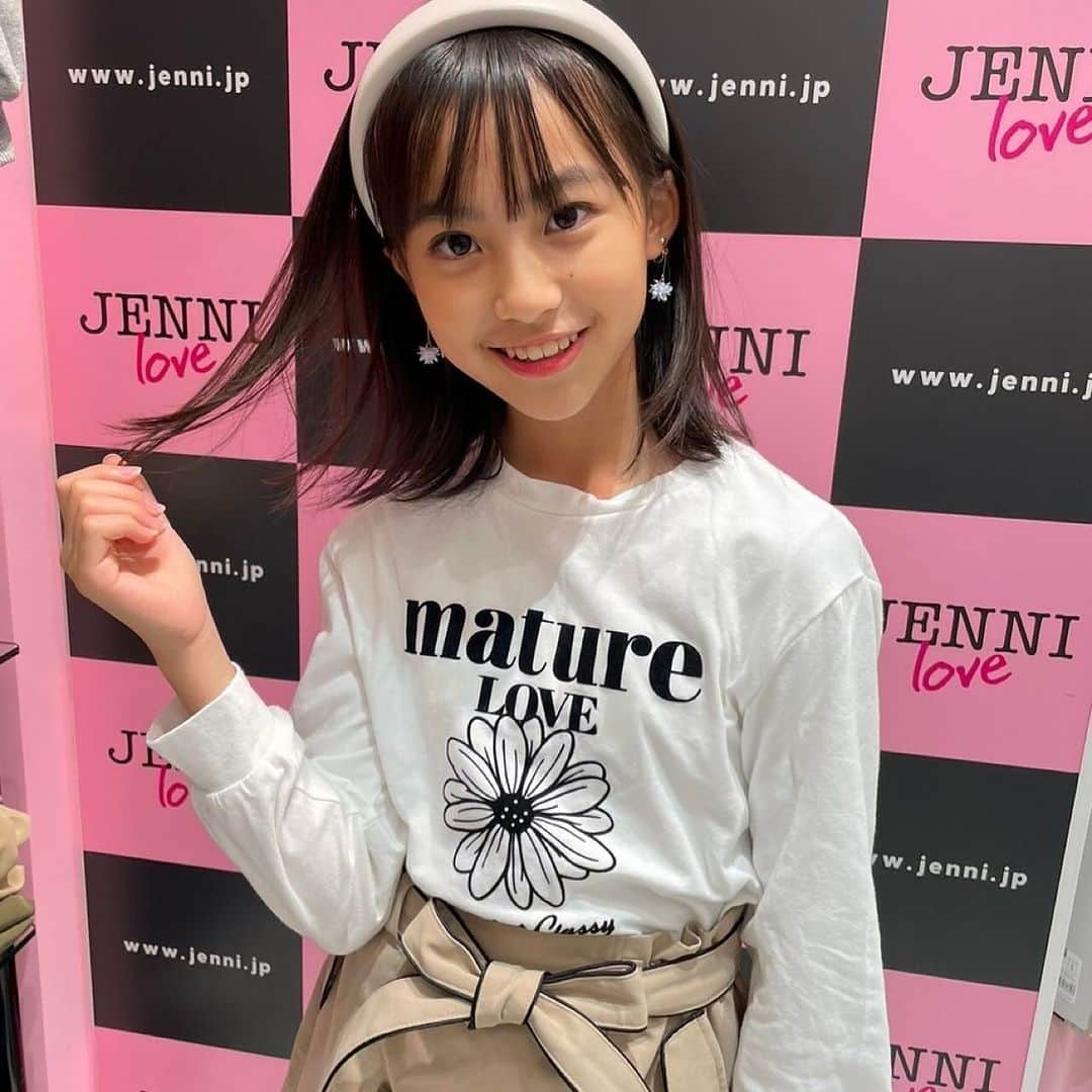 JENNI loveのインスタグラム：「- ̗̀ 𝙷𝚊𝚙𝚙𝚢𝚋𝚒𝚛𝚝𝚑𝚍𝚊𝚢 ̖́-  土井愛理咲ちゃんのお誕生日㊗️🍒 おめでとう🎉 カチューシャをヘビロテしてくれてるみたい♡♡  お洋服だけじゃなく小物も充実してるのでこれからの季節プレゼントをお探しのサンタさんにもオススメ🎅🏻💖 ̖́-‬  ありさちゃん𝐇𝐚𝐩𝐩𝐲な年にしてね✨️  #jennilove #ジェニィラブ #土井愛理咲  #ニコプチ #クリスマス」