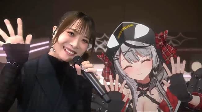 のインスタグラム：「#沙花叉アニソンフェス サプライズでコラボさせていただきました🎣  大人気Vtuberの沙花叉クロヱちゃん。 いつも歌ってくれて、そして記念すべきお祝いの場所に呼んで頂けてとっても嬉しいですっ。  こうやって一緒にパフォーマンスできるってすごくない、、、？未来だー！！！  ずっと聴いてましたって言ってもらえて クロヱちゃんのファンの皆様にも大反響で、  しかも、 ホロライブのスタッフさんたちも青春です！とかたくさん声かけてくれて、笑  ずっと続けてることでまた新しい出逢いにも繋がるんやなあって思ってとても嬉しかったよん。  これからもたくさん歌ってほしいなー！ そしてまたコラボできますようにっっ  2周年おめでとうございます🥳  #沙花叉クロヱ #holox #hololive #Mayn #アクセルワールド」