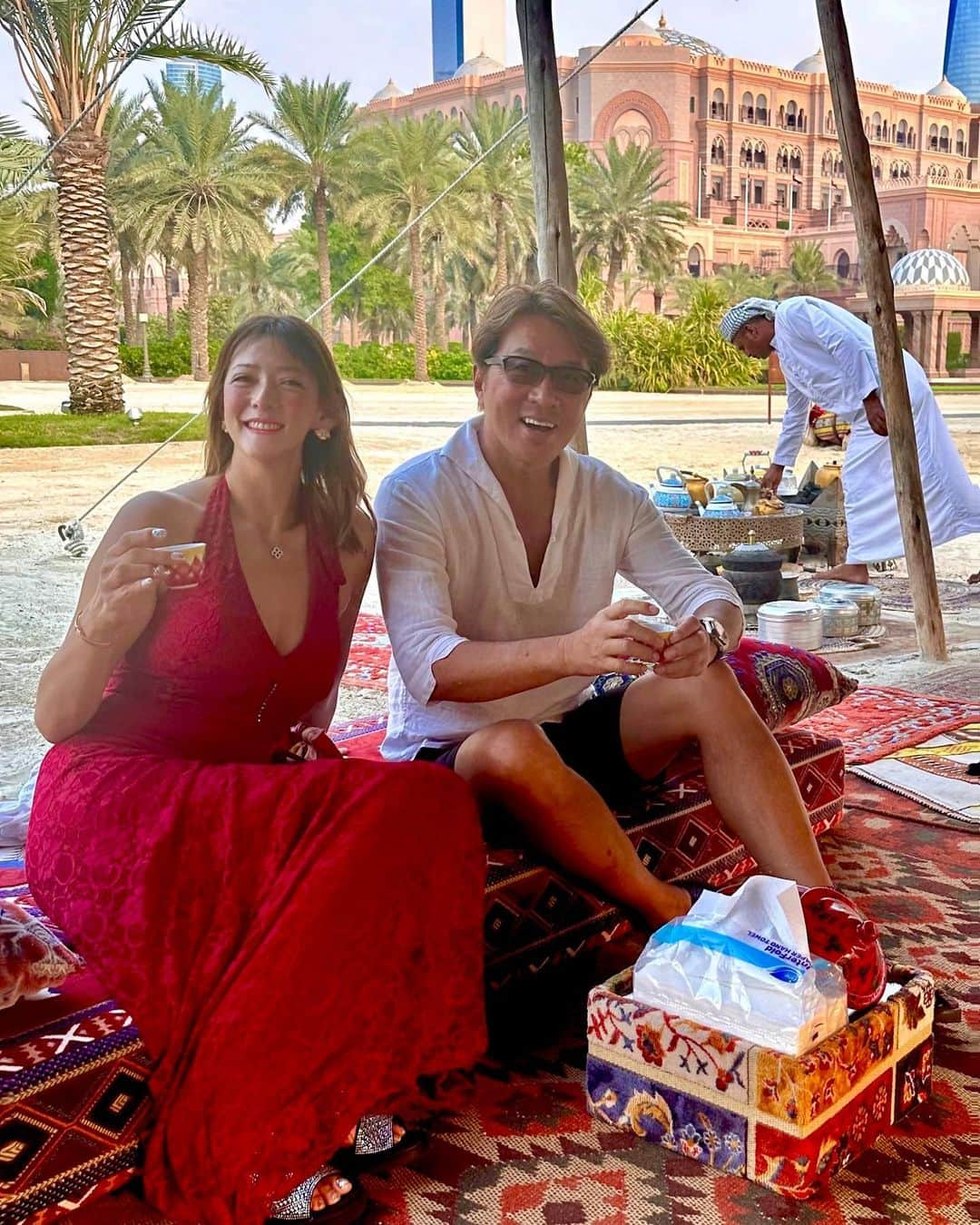 箕輪玖美さんのインスタグラム写真 - (箕輪玖美Instagram)「Emirates Palace Mandarin Oriental🏨 ・ ・ 車窓から、わー凄い、王宮かなーと眺めていたら、なんとリムジンが入って行っちゃった⁈🫢 と、チェックインから興奮気味✨✨✨ ・ ・ 総工費30億ドル、ホテルの直径は約1km、映画のロケにも使われていて、スワロフスキーとゴールドがあちらこちらに使われているのがもう豪華絢爛過ぎて…本物の王宮みたい〜🥰 ・ ・ 広くて素敵なお部屋はシティービュー✨ 王宮と超高層ビルのコントラストも面白い😃 プライベートビーチでアラビックコーヒーを頂いてラクダとお散歩したり、朝は鷹と触れ合えたり、とアラビアンなサービスが満載✨✨✨ ・ ・ スワイプ7枚目 頼んでいたツアー会社さんのミスがあり、お詫びに…とお部屋に届いていたのは、丁度F1が開催中だった（知ってたらF1観戦したのになー🥲）ので、レーシングカーの形をしたチョコレート&赤ワイン😍 こちらのホテルの名物チョコなんだそう✨  ・ ・ 何もかも素晴らしく夢の様なホテルで、お姫様気分も大満喫〜☺️💕  #abudhabi #emiratespalace #luxuryhotel #5つ星ホテル #エミレーツパレス #王宮ホテル #ラクダ #アラビックコーヒー #鷹 #お姫様気分 #豪華絢爛 #アラフィフ女子 #sexandthecity2 #映画の舞台 #箕輪玖美」11月29日 23時37分 - kumi.111