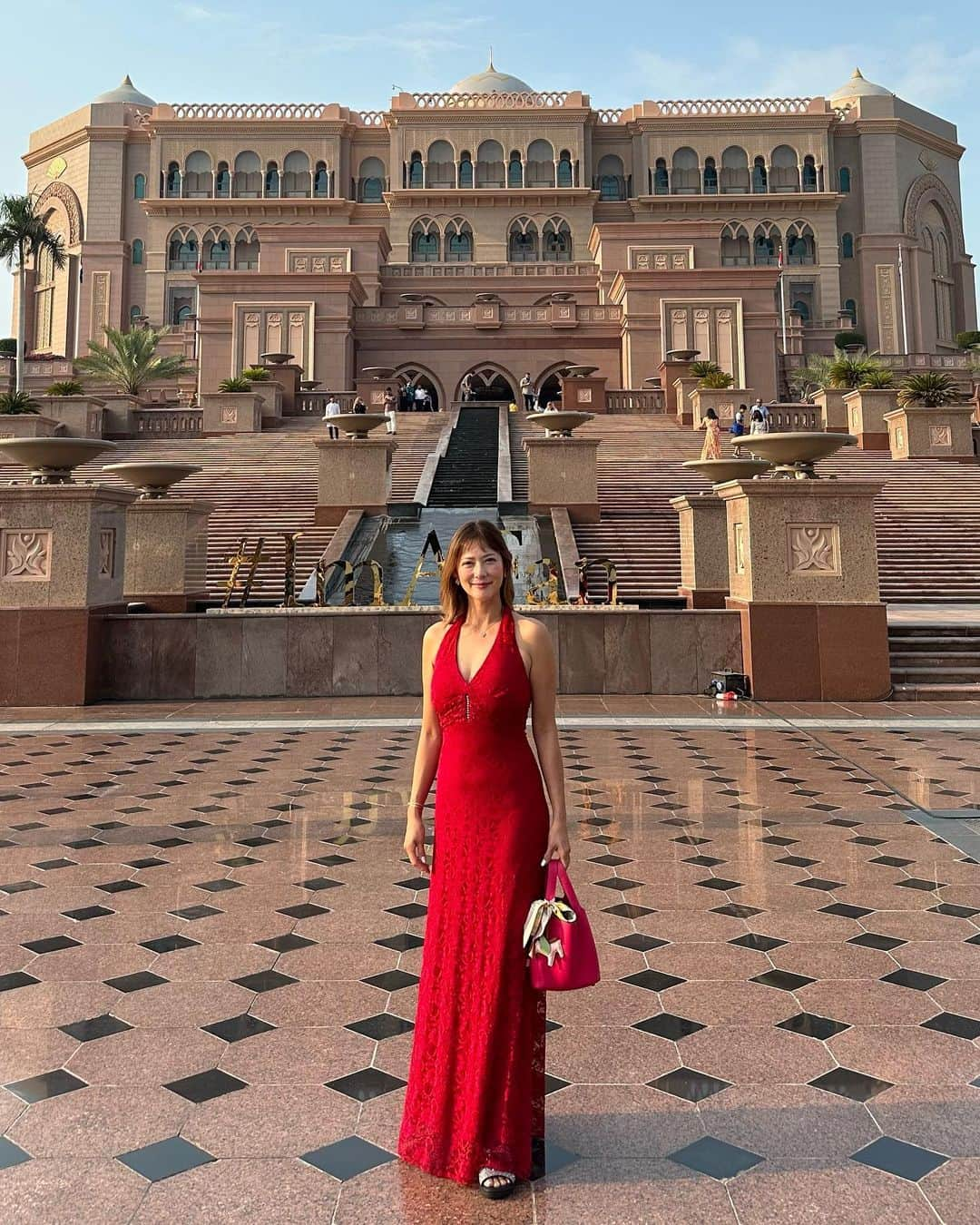 箕輪玖美のインスタグラム：「Emirates Palace Mandarin Oriental🏨 ・ ・ 車窓から、わー凄い、王宮かなーと眺めていたら、なんとリムジンが入って行っちゃった⁈🫢 と、チェックインから興奮気味✨✨✨ ・ ・ 総工費30億ドル、ホテルの直径は約1km、映画のロケにも使われていて、スワロフスキーとゴールドがあちらこちらに使われているのがもう豪華絢爛過ぎて…本物の王宮みたい〜🥰 ・ ・ 広くて素敵なお部屋はシティービュー✨ 王宮と超高層ビルのコントラストも面白い😃 プライベートビーチでアラビックコーヒーを頂いてラクダとお散歩したり、朝は鷹と触れ合えたり、とアラビアンなサービスが満載✨✨✨ ・ ・ スワイプ7枚目 頼んでいたツアー会社さんのミスがあり、お詫びに…とお部屋に届いていたのは、丁度F1が開催中だった（知ってたらF1観戦したのになー🥲）ので、レーシングカーの形をしたチョコレート&赤ワイン😍 こちらのホテルの名物チョコなんだそう✨  ・ ・ 何もかも素晴らしく夢の様なホテルで、お姫様気分も大満喫〜☺️💕  #abudhabi #emiratespalace #luxuryhotel #5つ星ホテル #エミレーツパレス #王宮ホテル #ラクダ #アラビックコーヒー #鷹 #お姫様気分 #豪華絢爛 #アラフィフ女子 #sexandthecity2 #映画の舞台 #箕輪玖美」